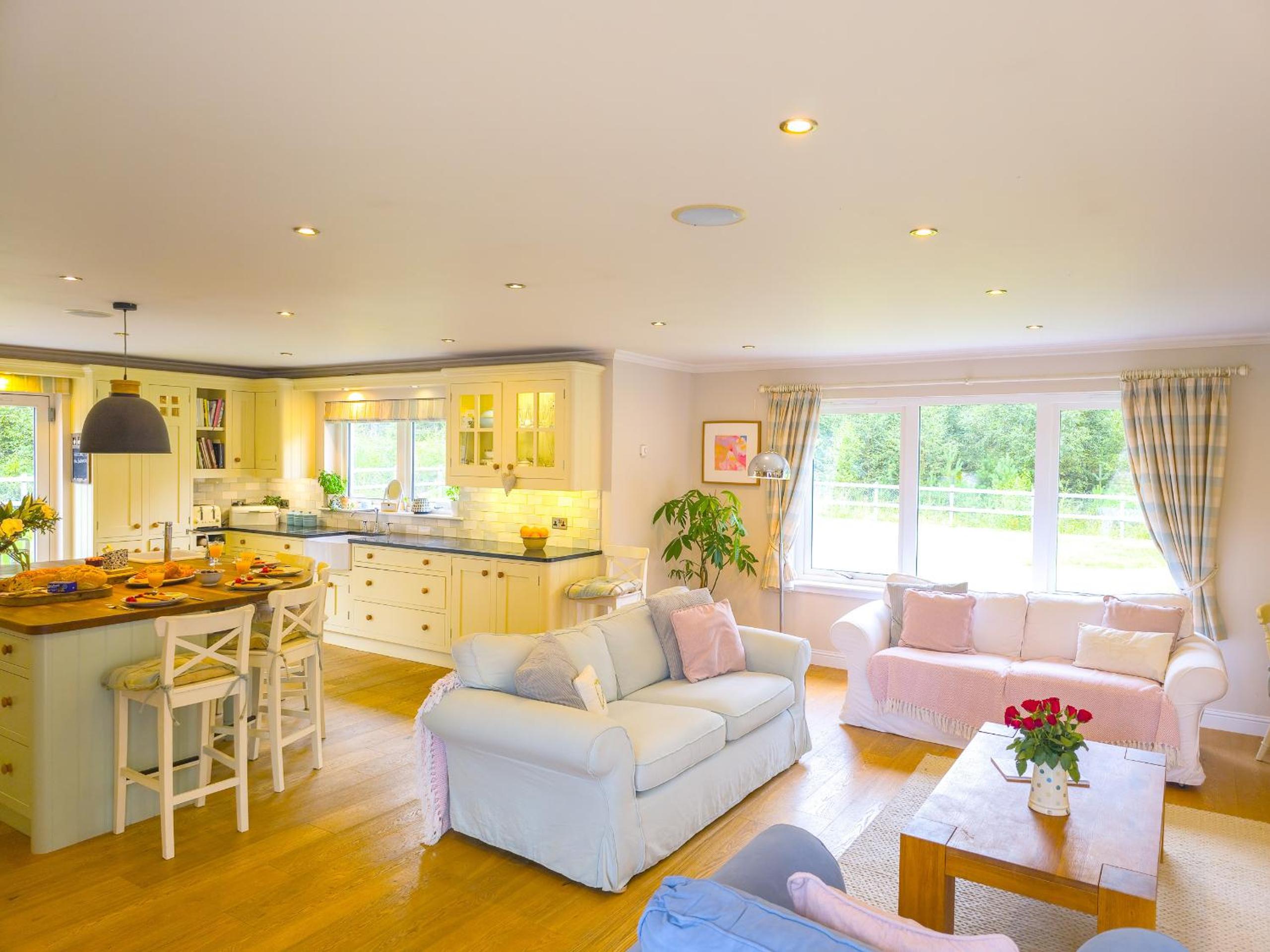 Five-Bedroom House photo 3