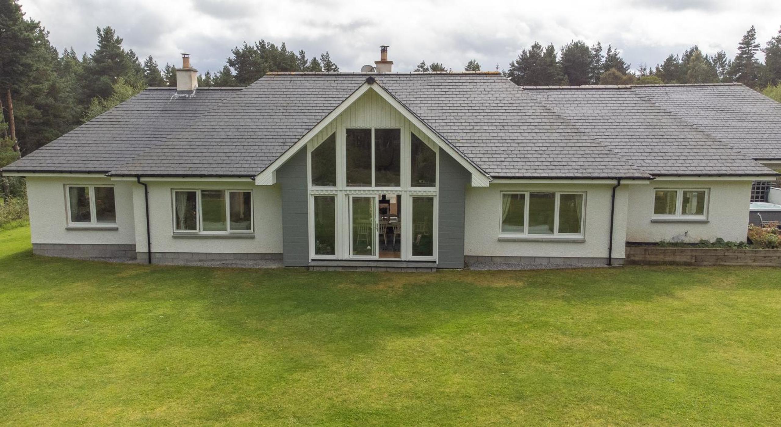 Five-Bedroom House photo 2