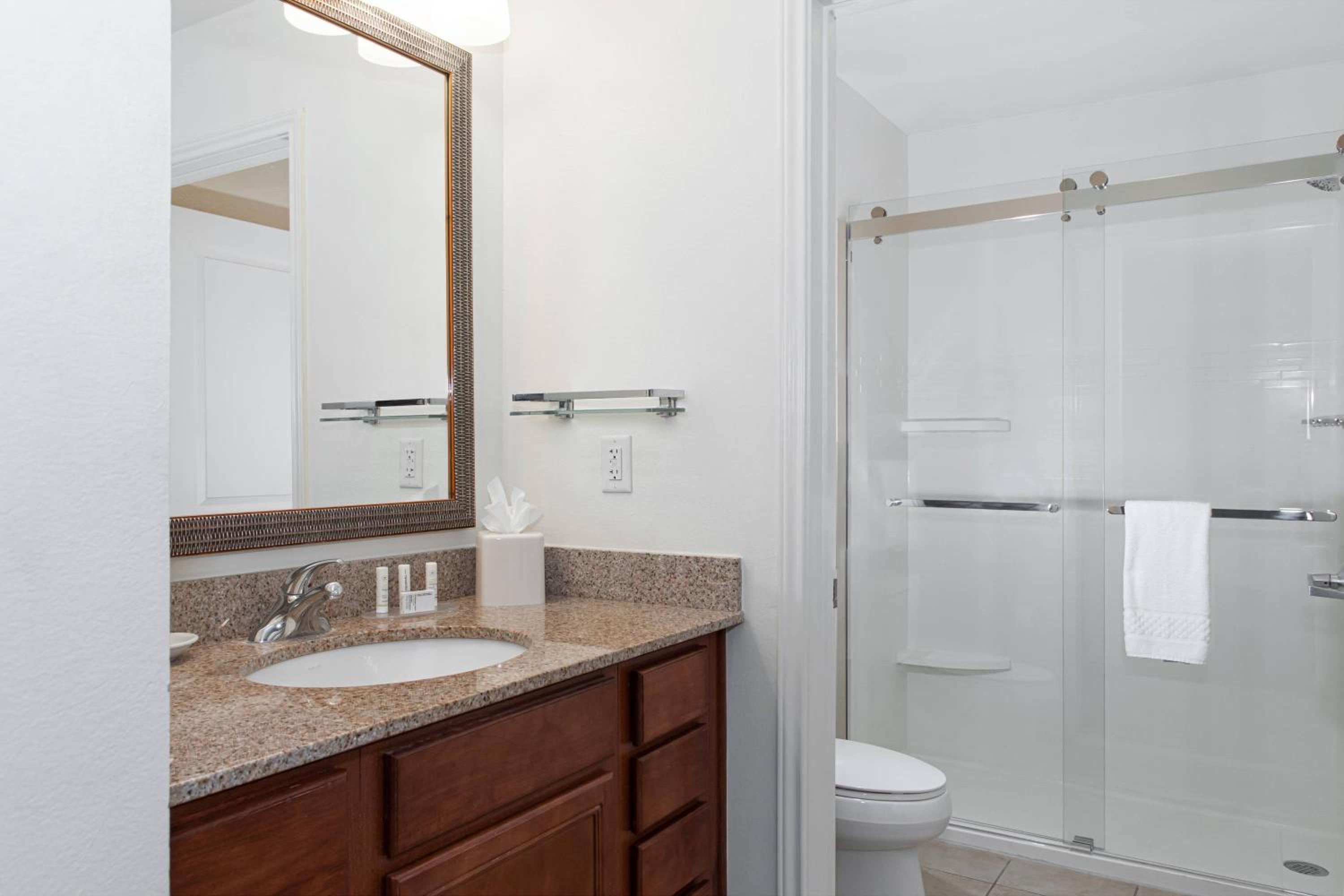 Two-Bedroom Queen Suite - Photo 5