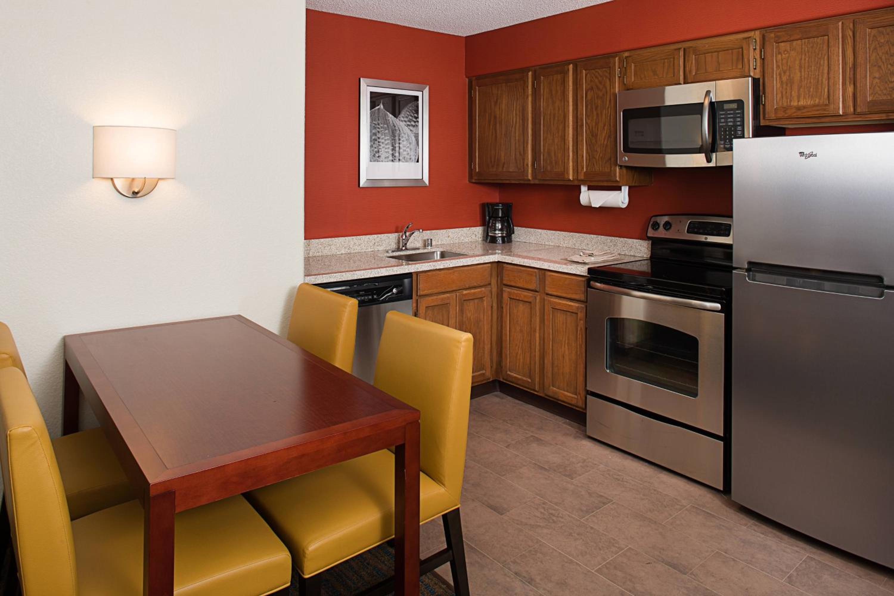 Two-Bedroom Queen Suite - Photo 3