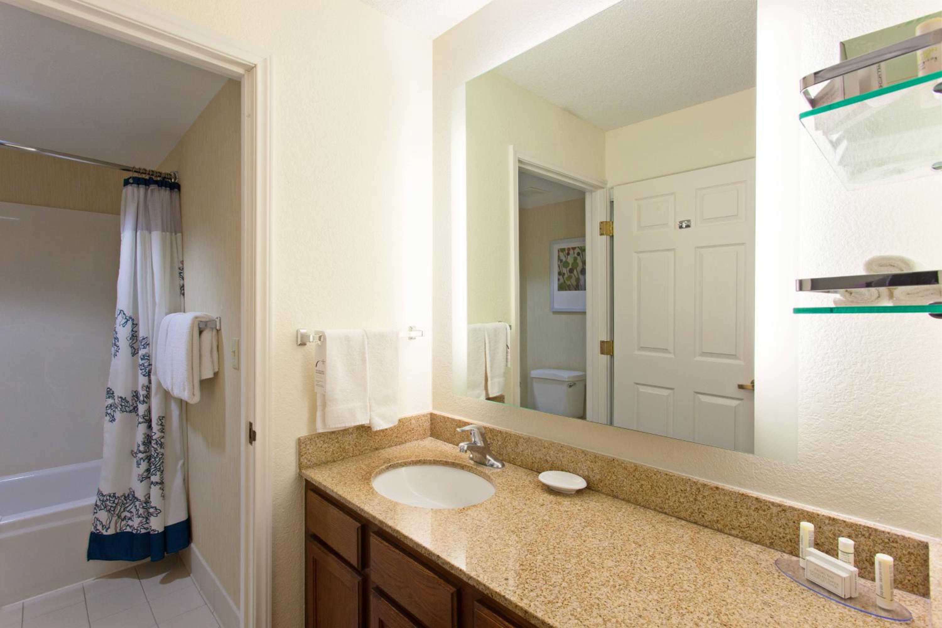 Two-Bedroom Queen Suite - Photo 2