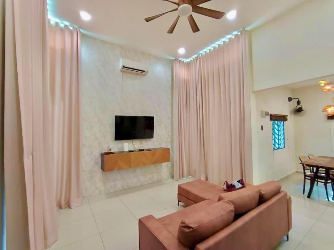 Four-Bedroom House photo 3