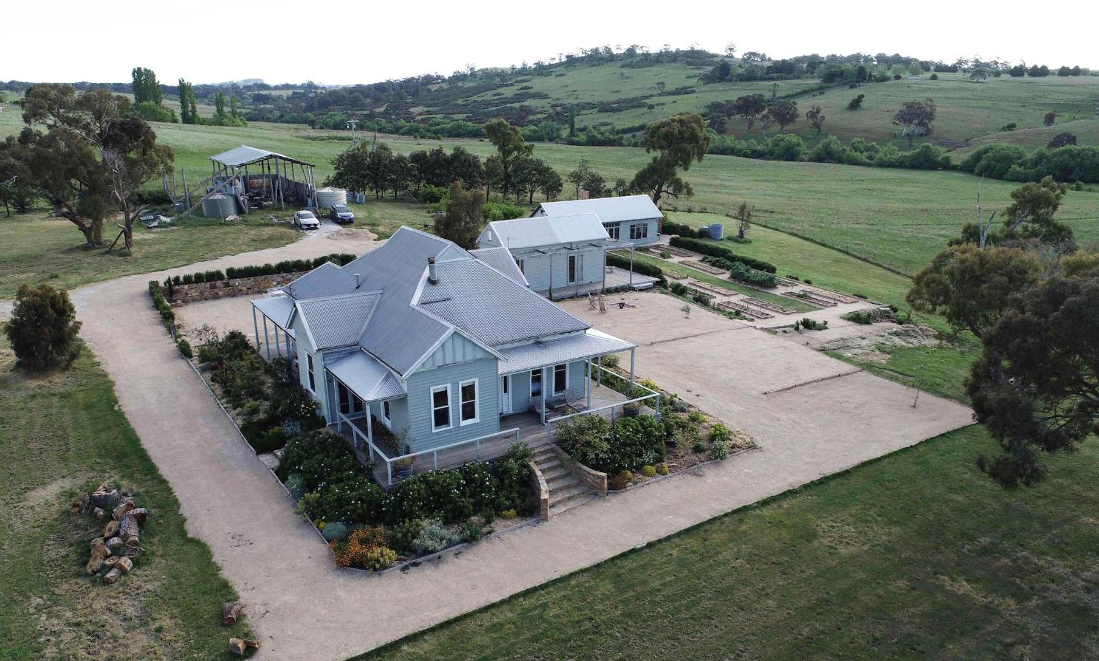 Five-Bedroom House photo 3