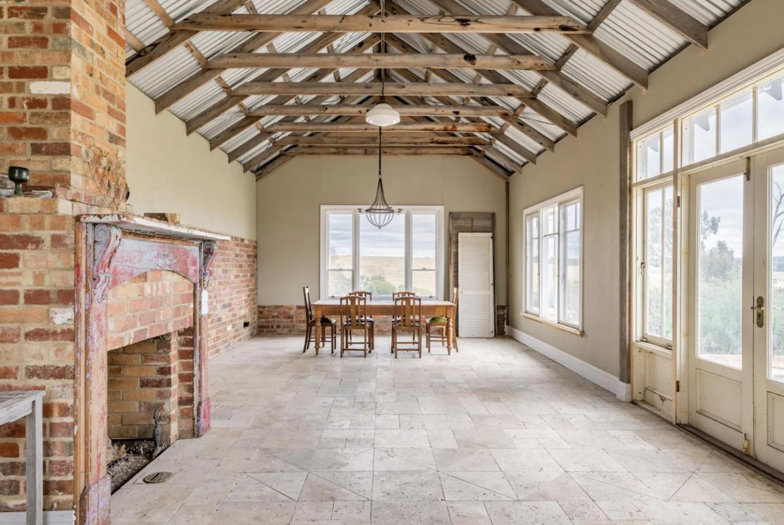 Five-Bedroom House photo 2