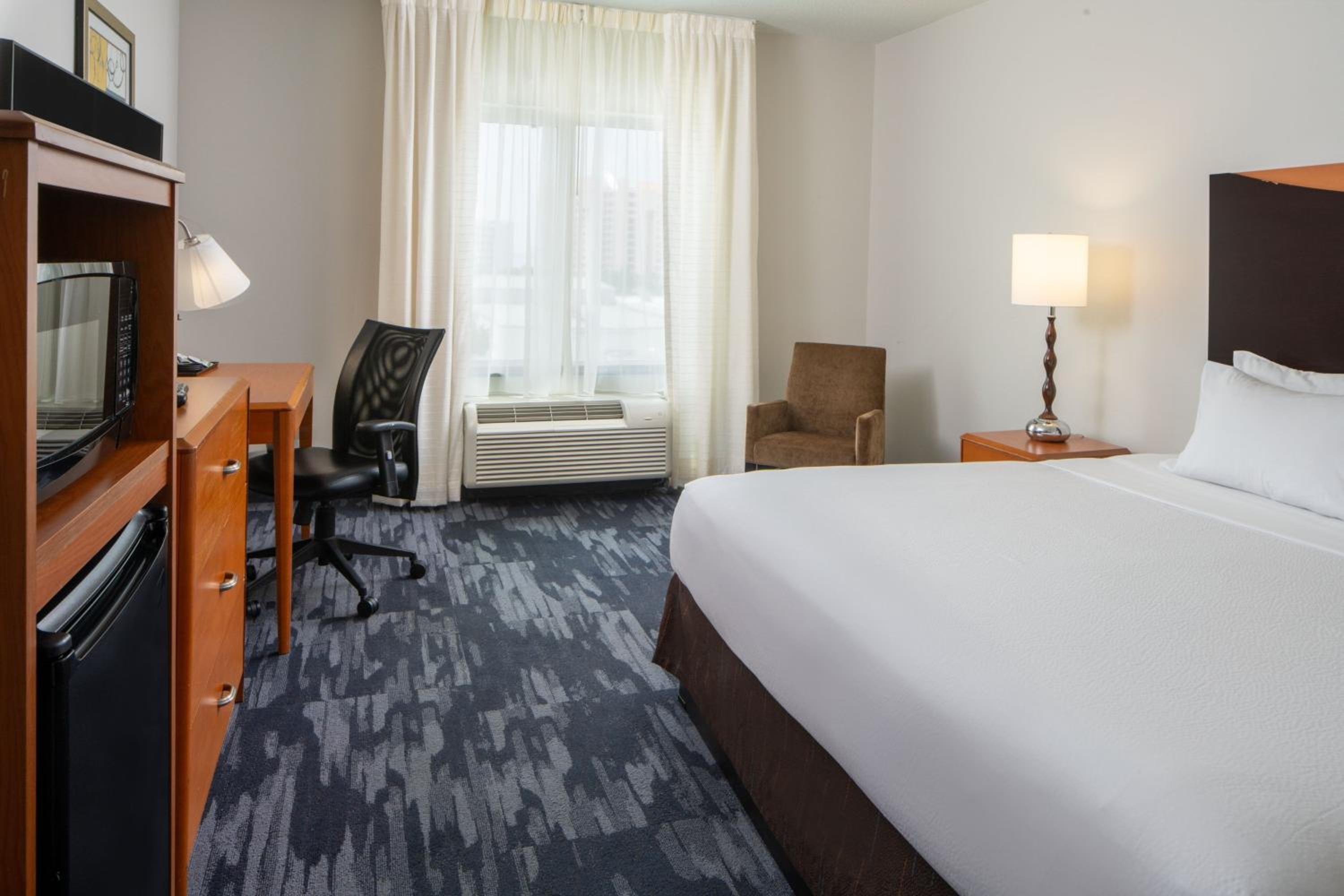 Executive King Suite with Sofa Bed - Photo 1
