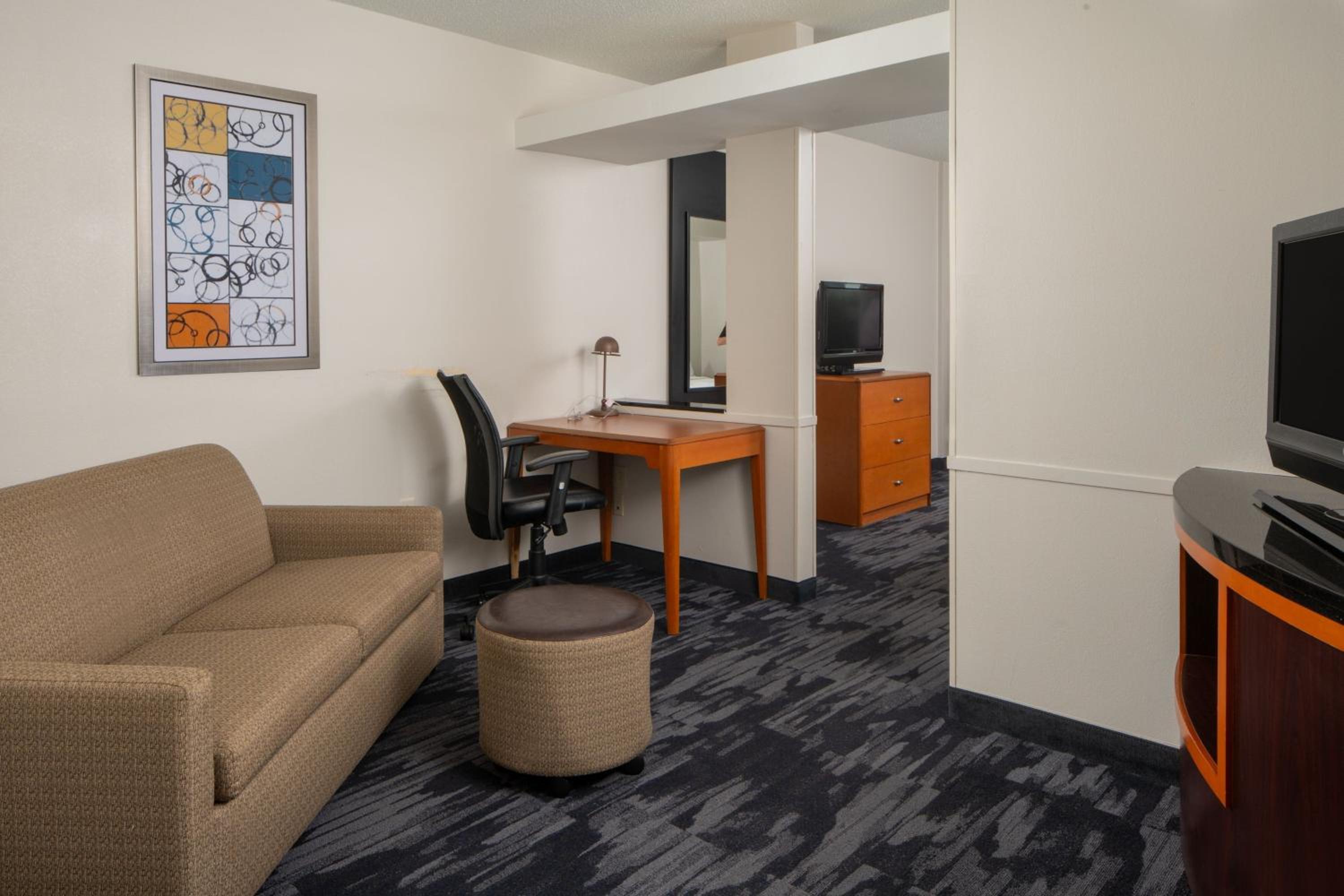 Executive King Suite with Sofa Bed - Photo 2