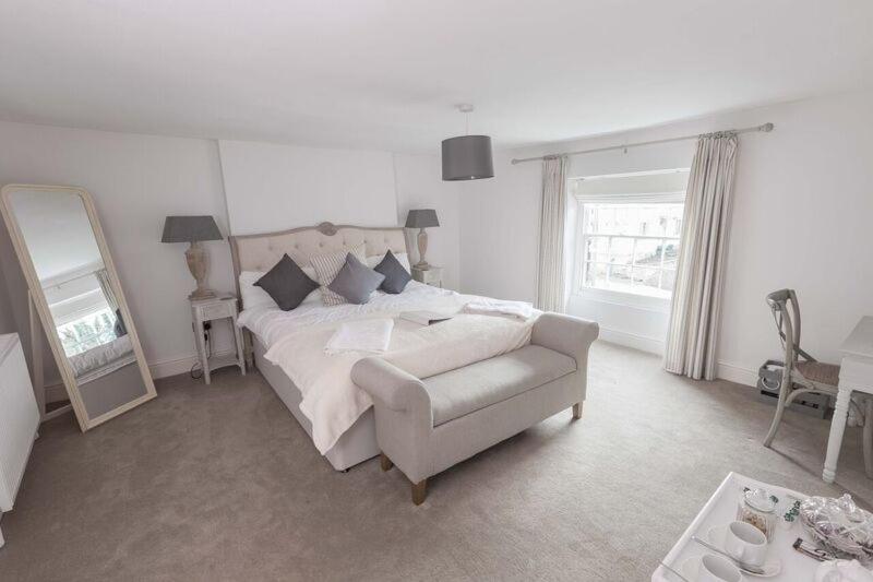 Deluxe King Suite photo 1