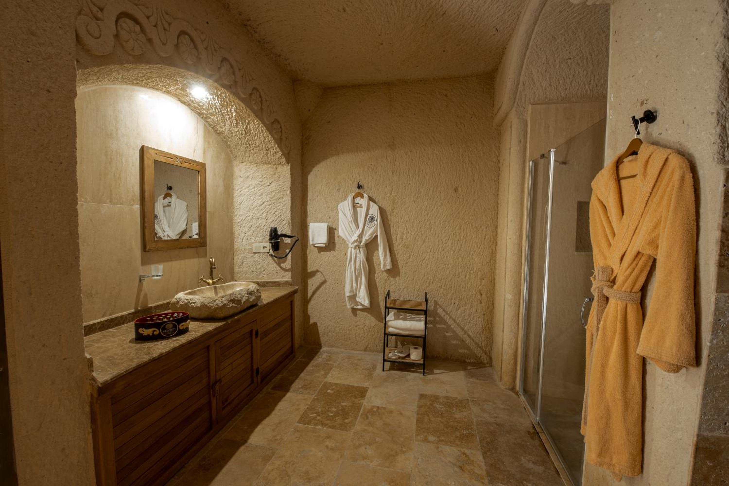 King Room with Spa Bath - Photo 32