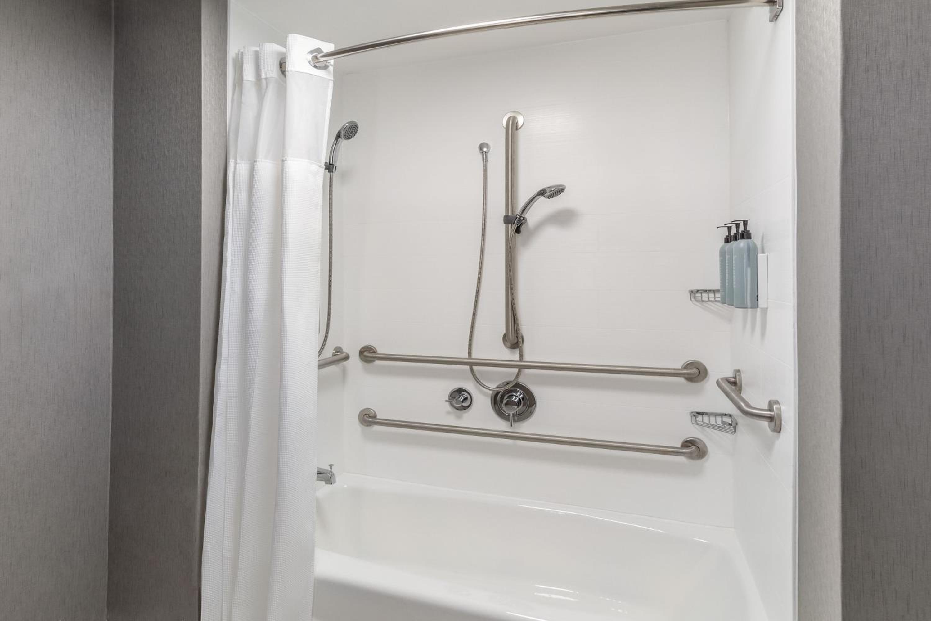Queen Studio with Sofa Bed and Adapted Tub - Mobility Accessible