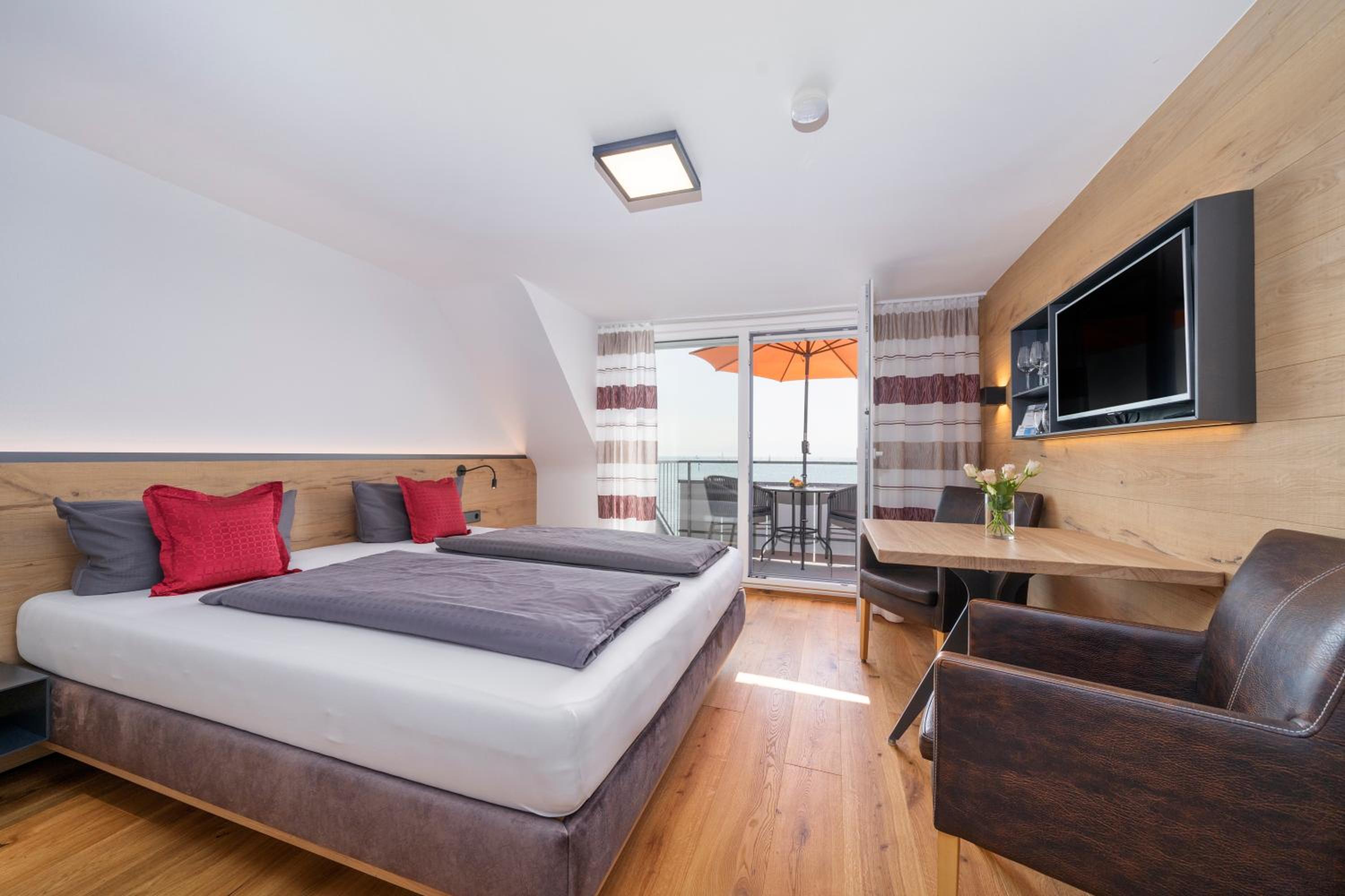 Double Room with Lake View photo 3
