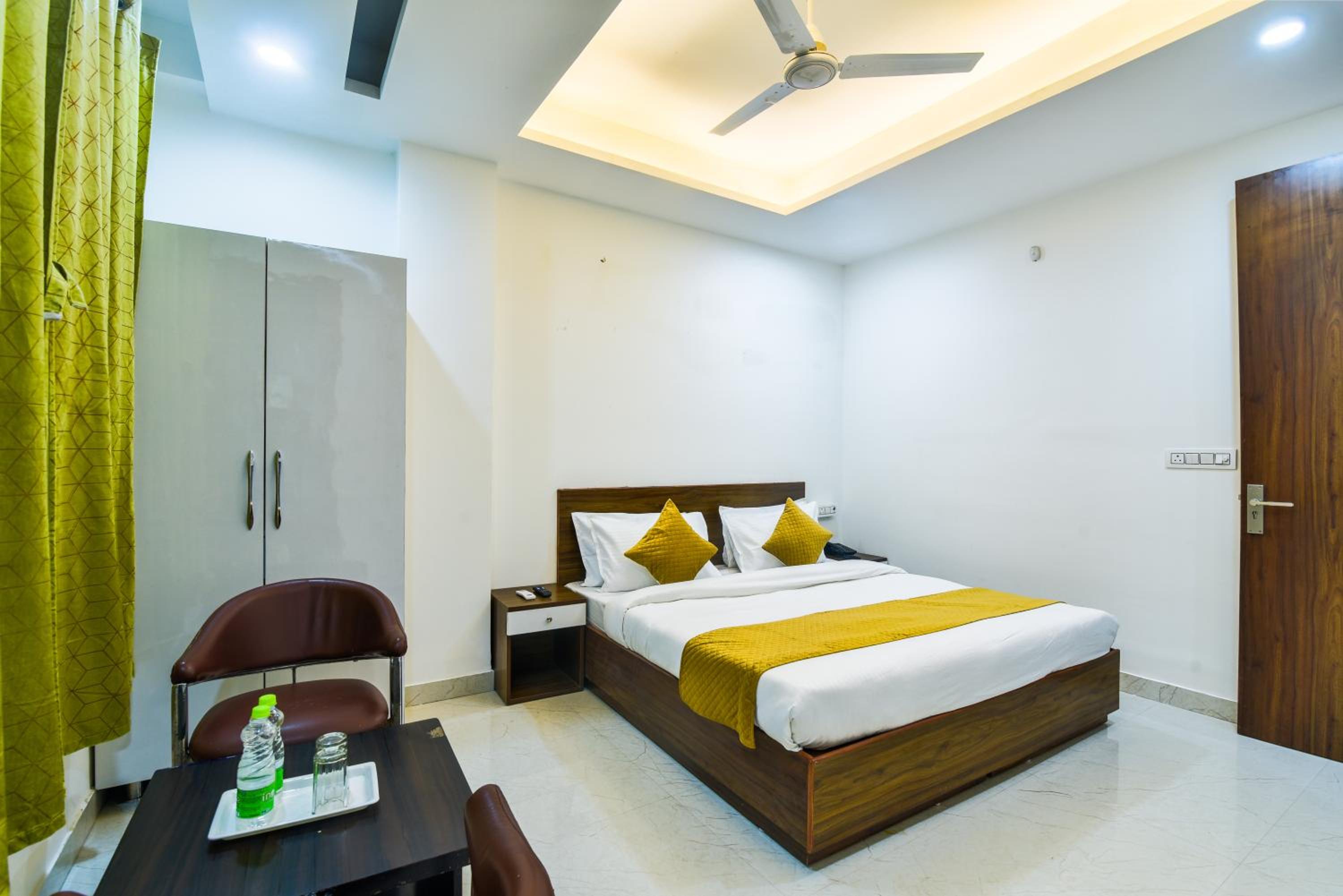 Deluxe Double Room (2 Adults + 1 Child)