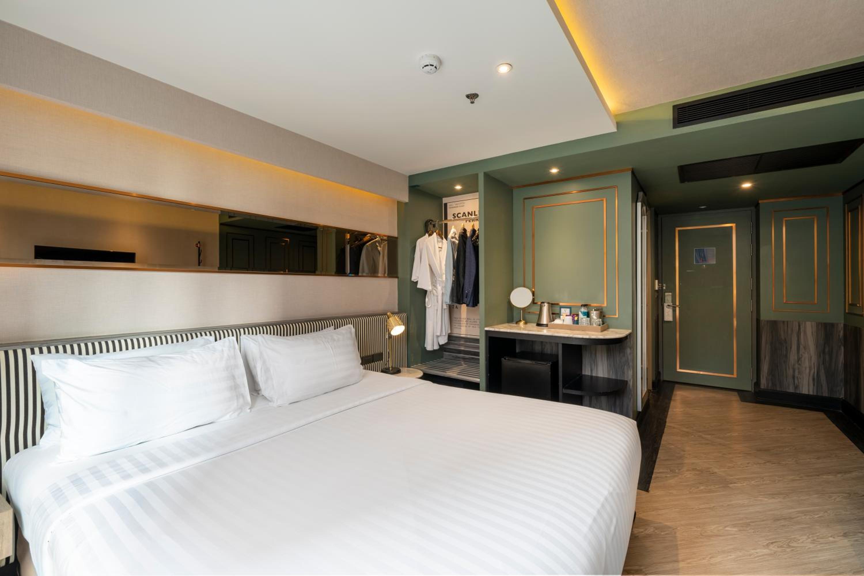 Deluxe King Room with One King Bed (Non Smoking) photo 3
