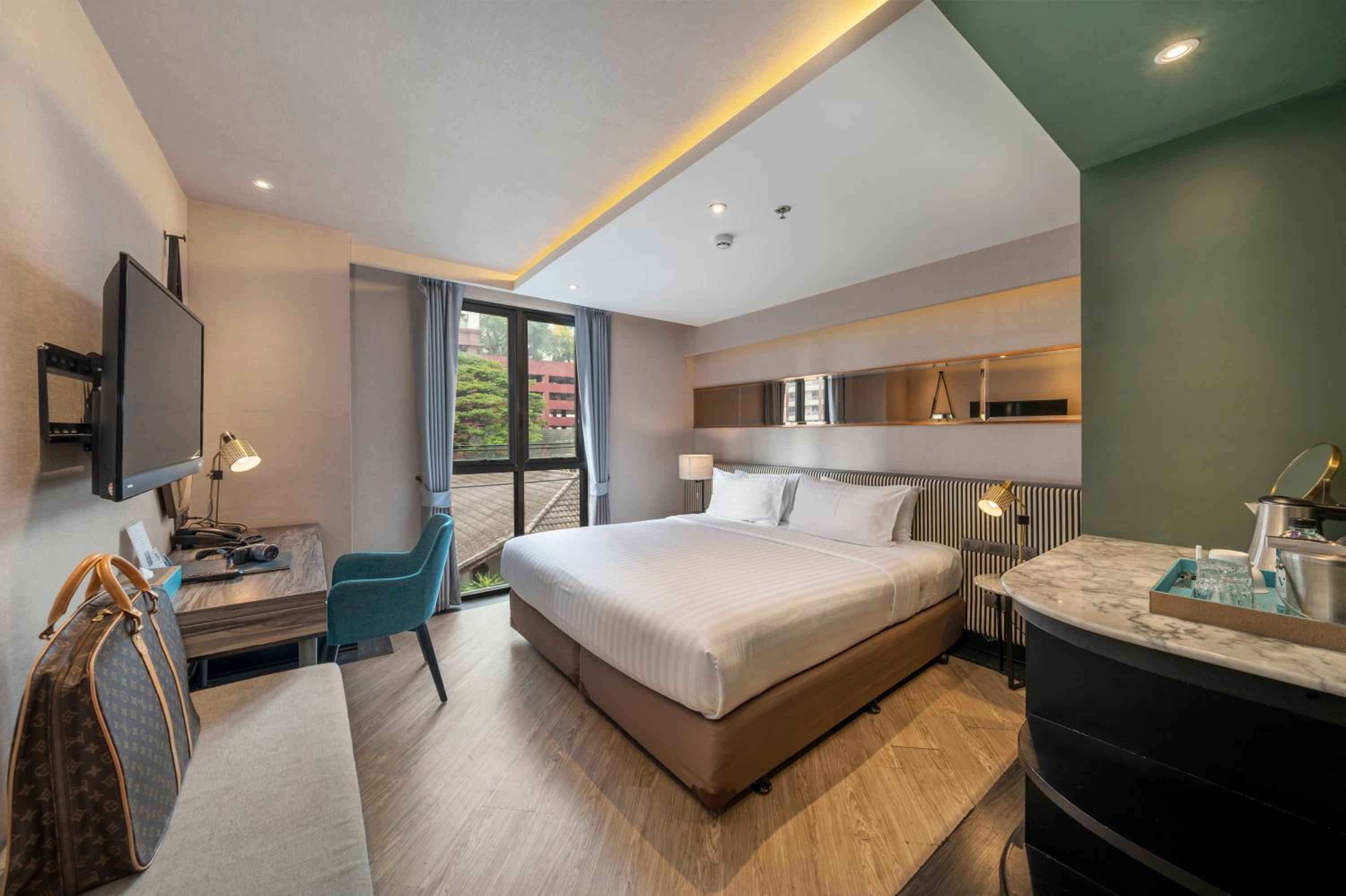 Deluxe King Room with One King Bed (Non Smoking) photo 1