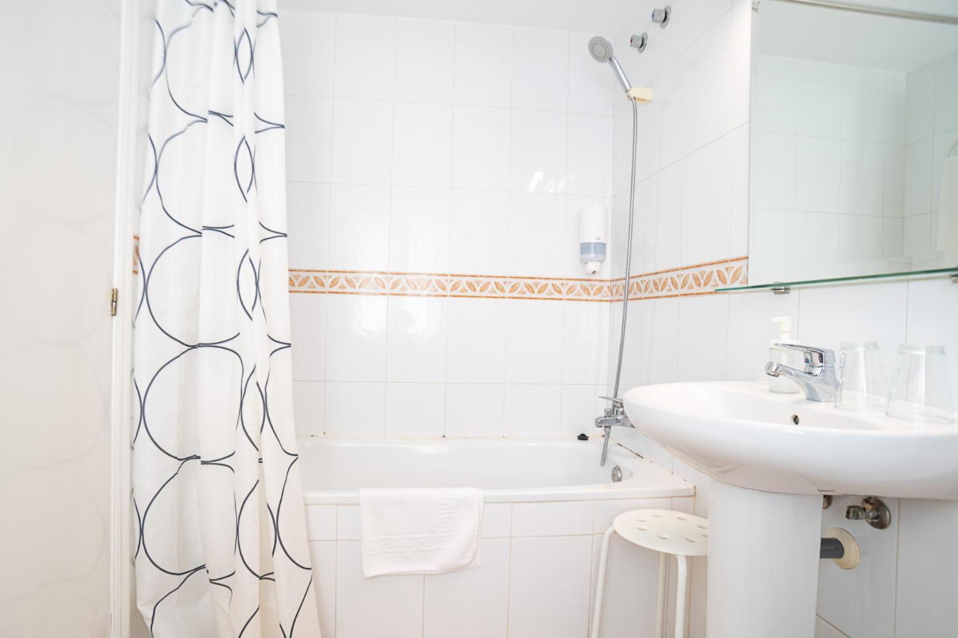 Small Double or Twin Room photo 2