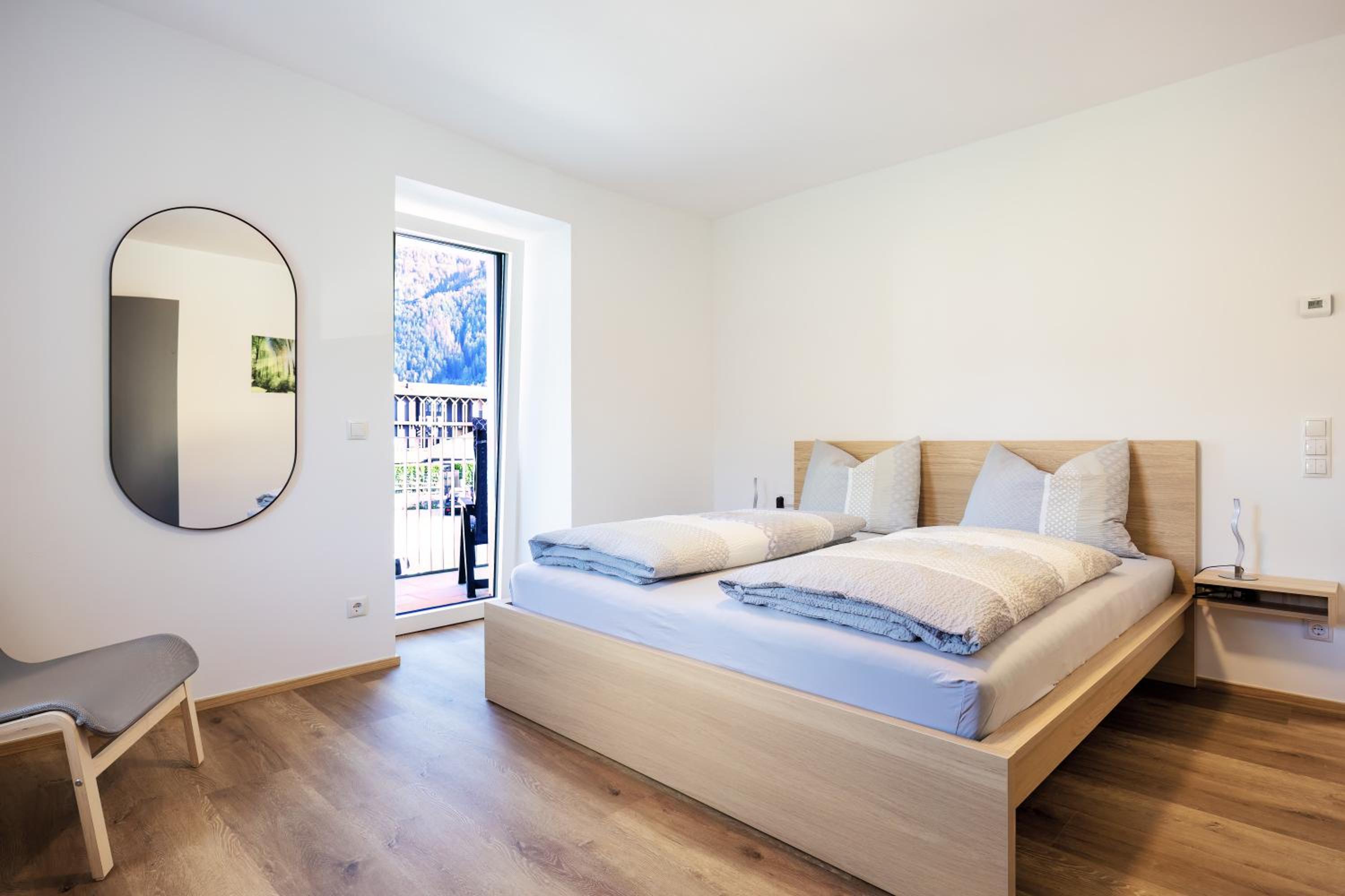 One-Bedroom Apartment with Balcony and Mountain View   photo 1