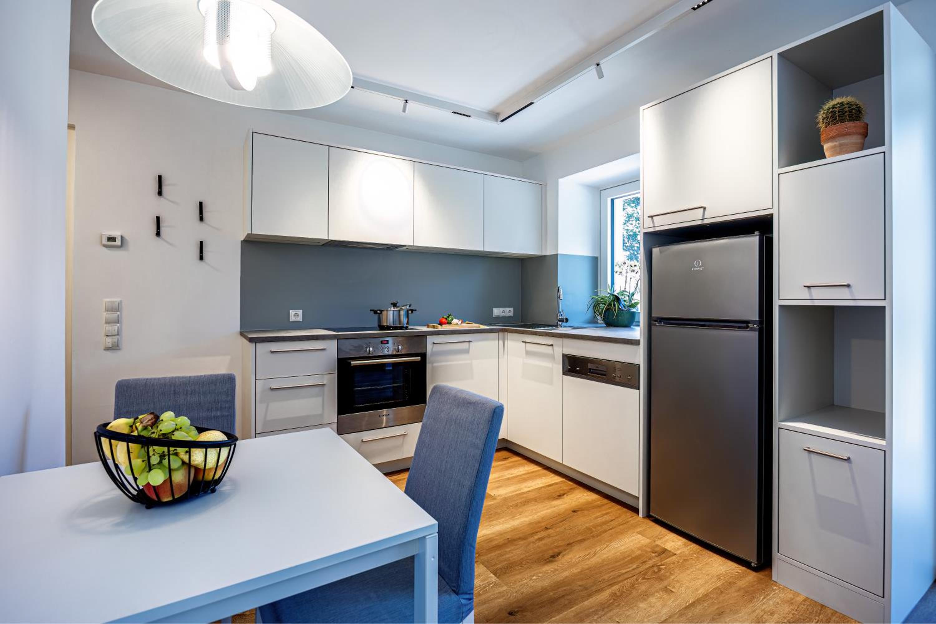 One-Bedroom Apartment with Balcony and Mountain View   photo 2