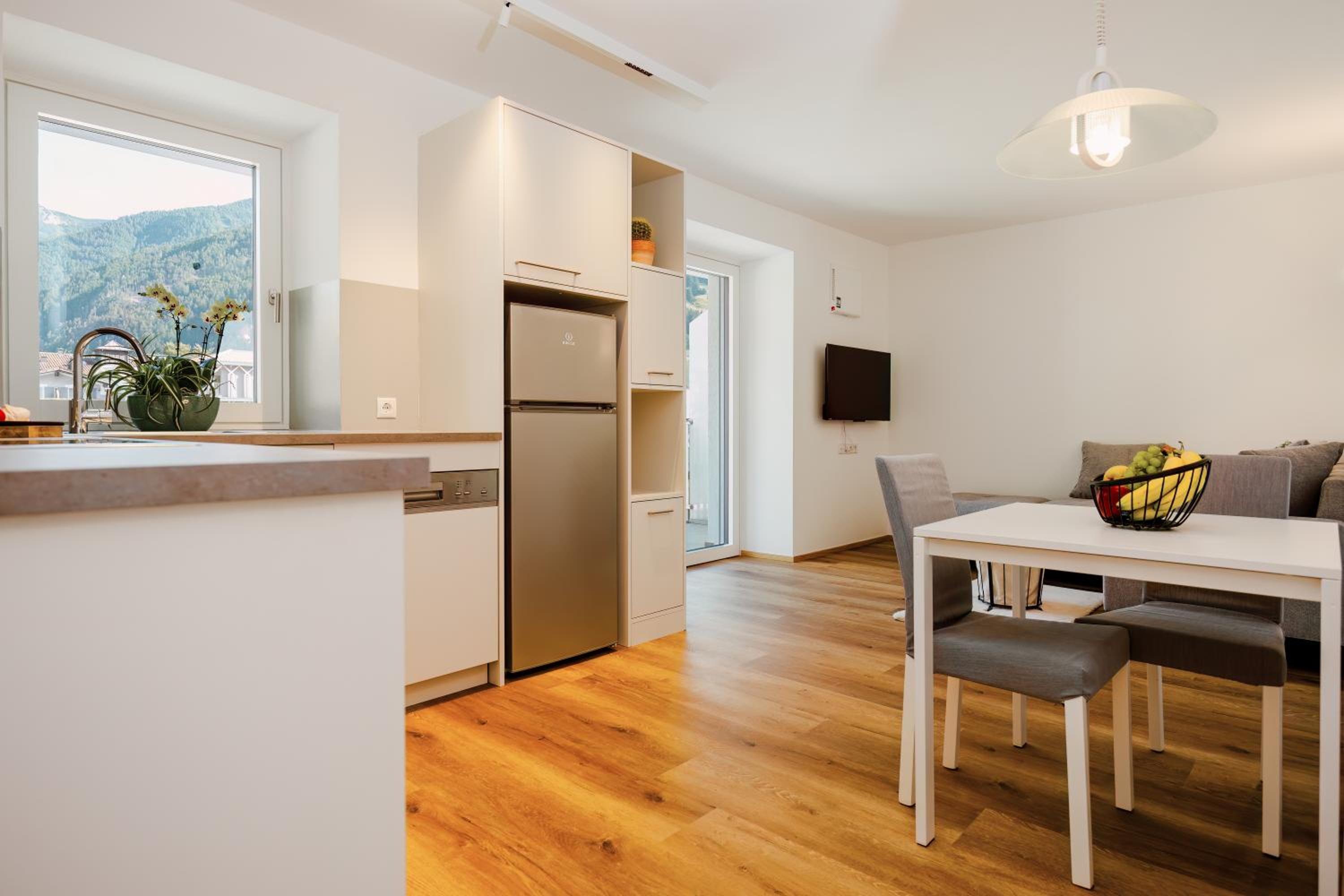 One-Bedroom Apartment with Balcony and Mountain View   photo 3