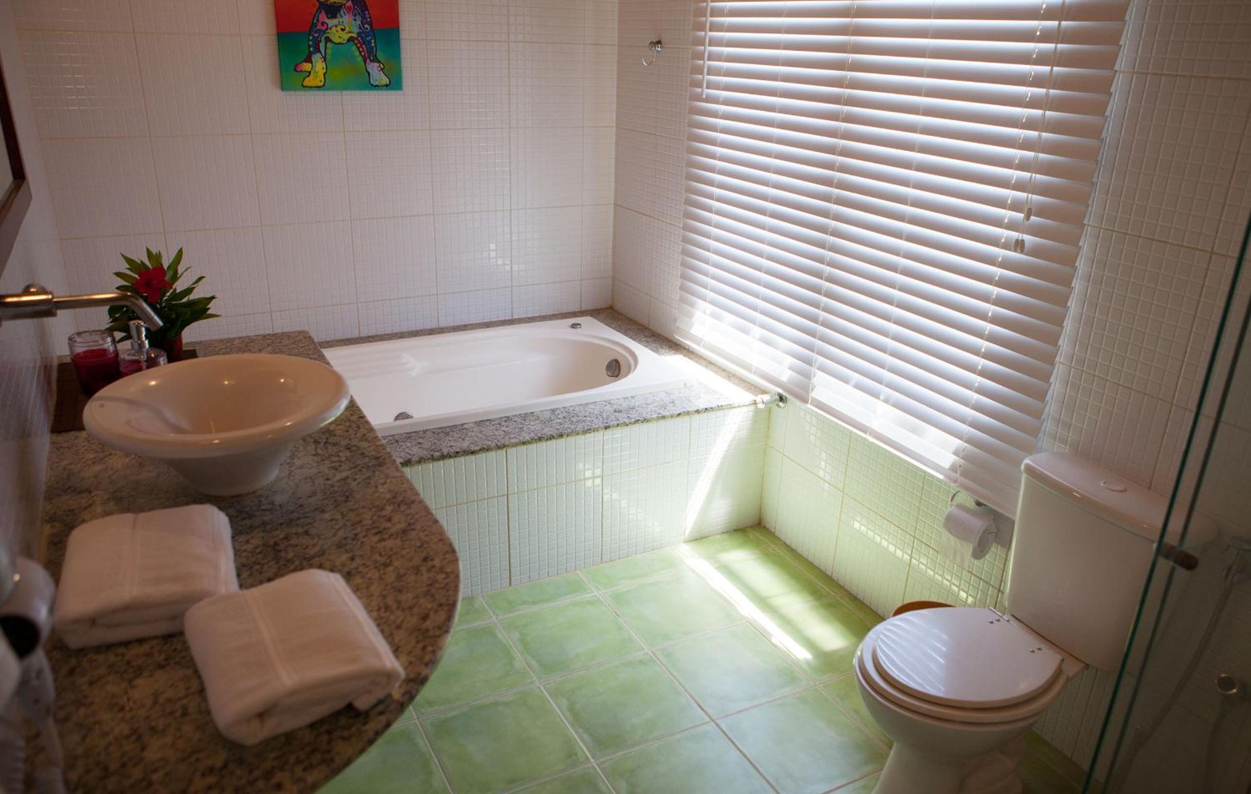 Chalet with Spa Bath photo 2