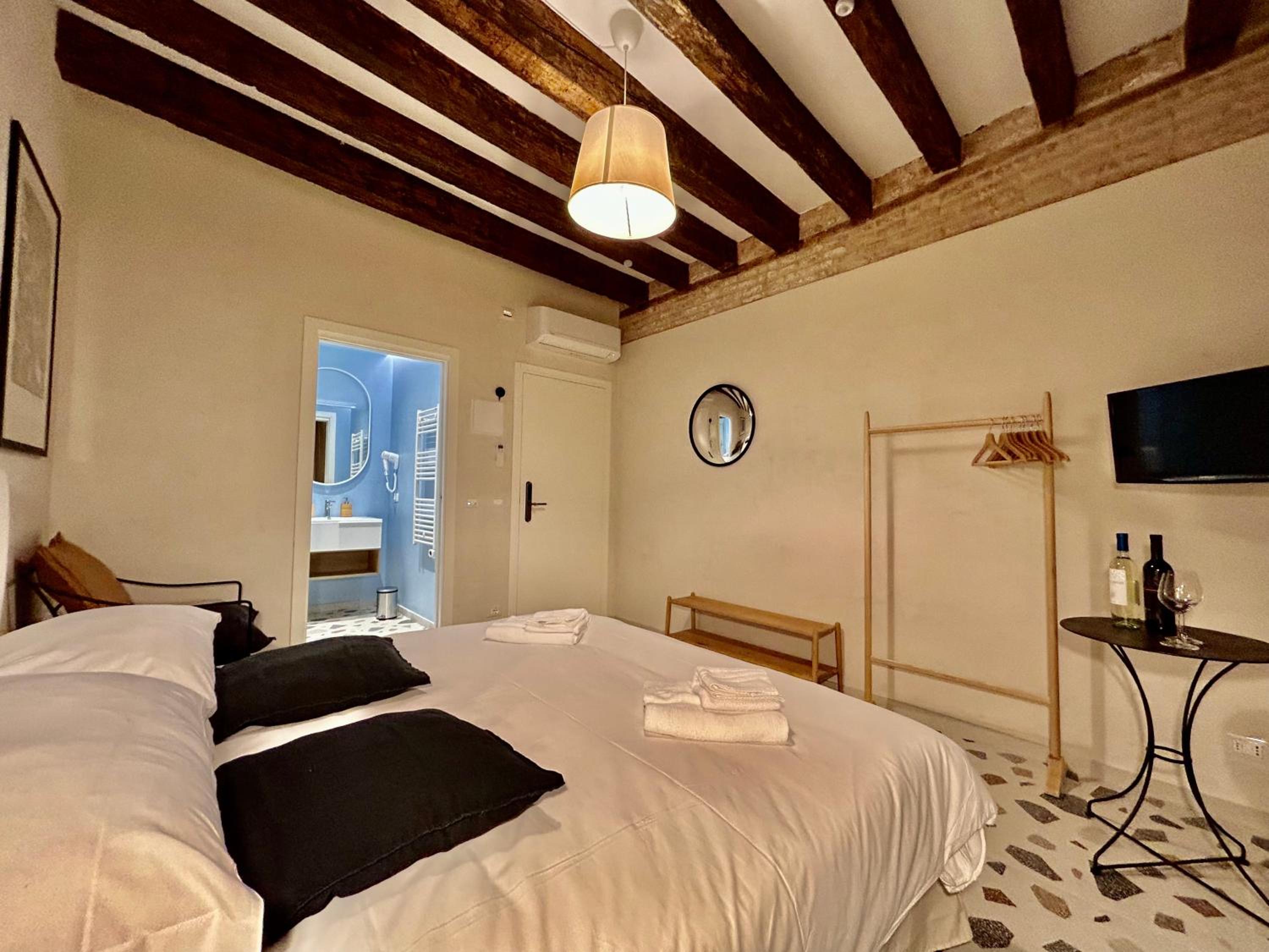 Double Room with Private Bathroom photo 2