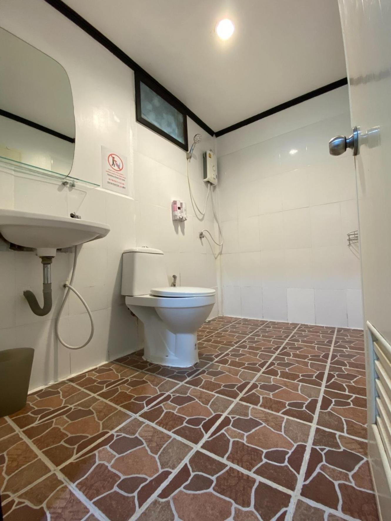 Standard Double Room with Air Condition - Photo 9