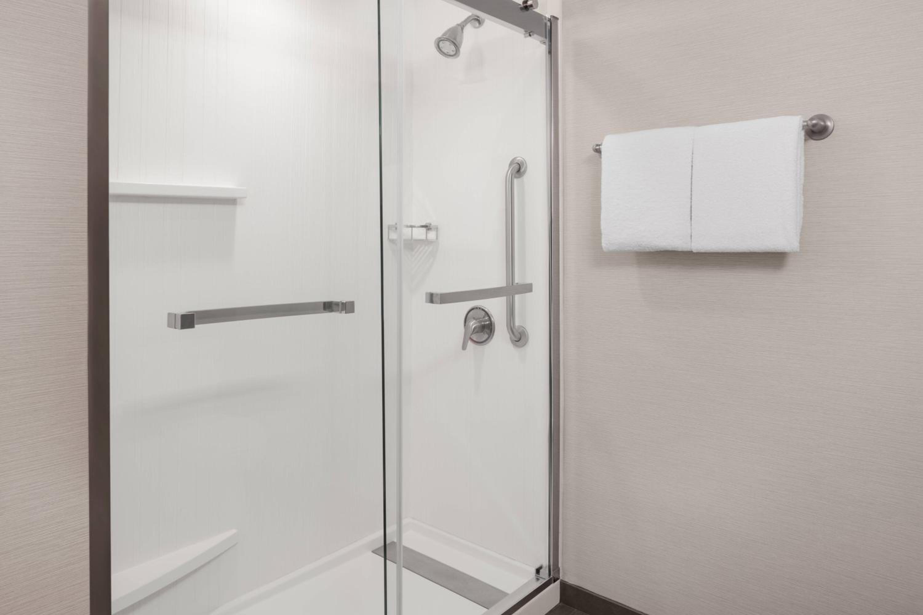 King Room with Adapted Tub - Mobility and Hearing Accessible, photo 6