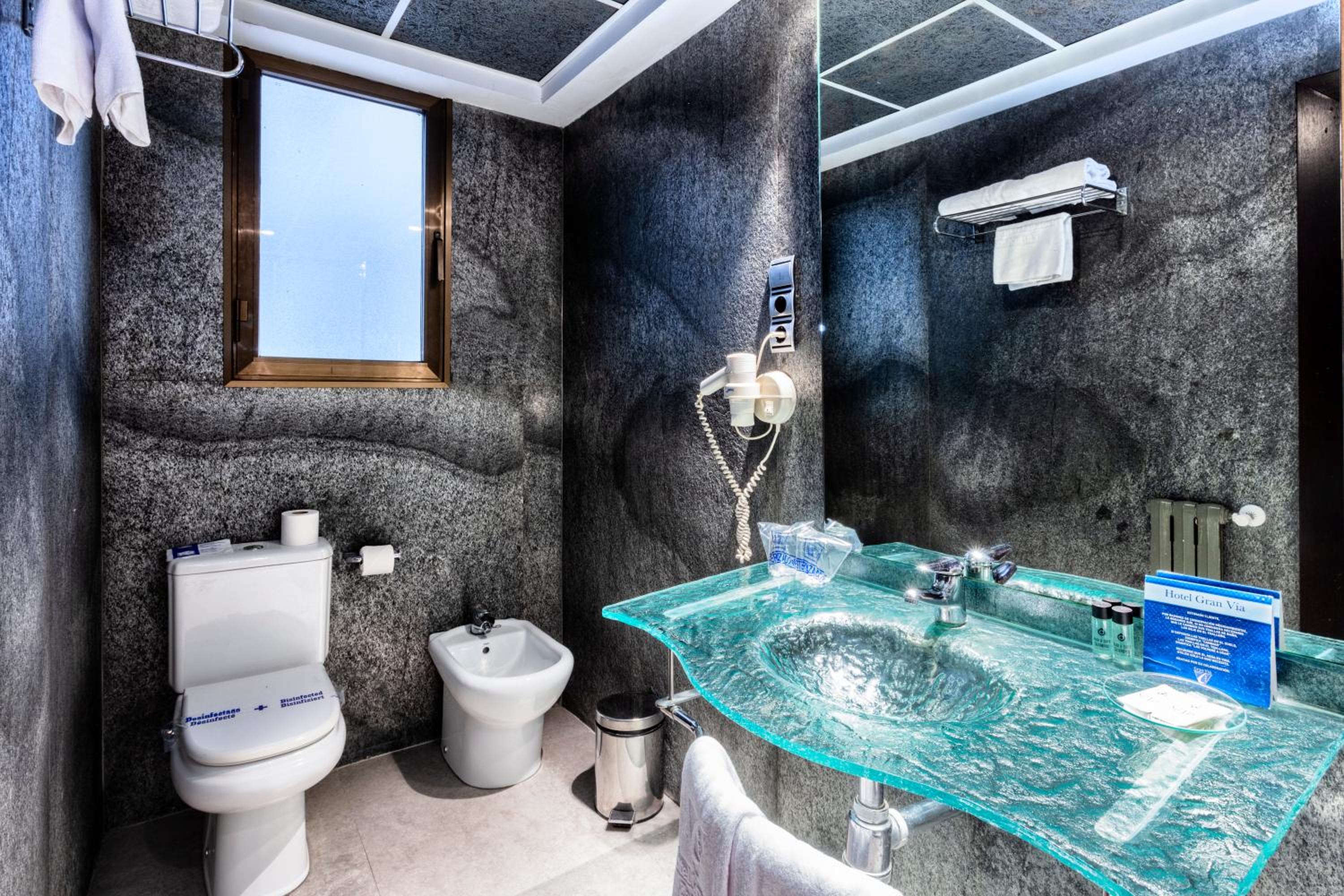 Twin Room - Photo 12