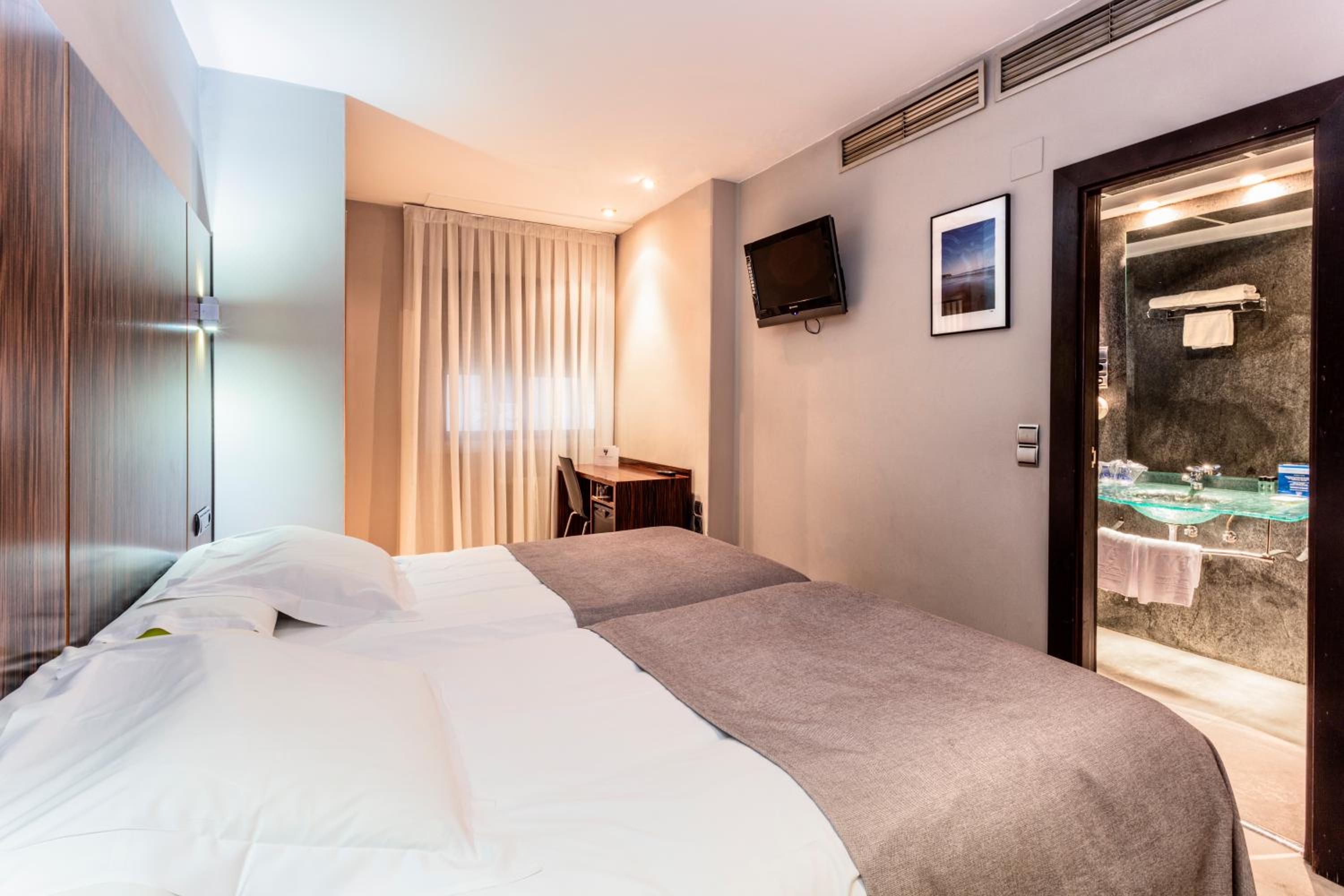 Twin Room - Photo 9