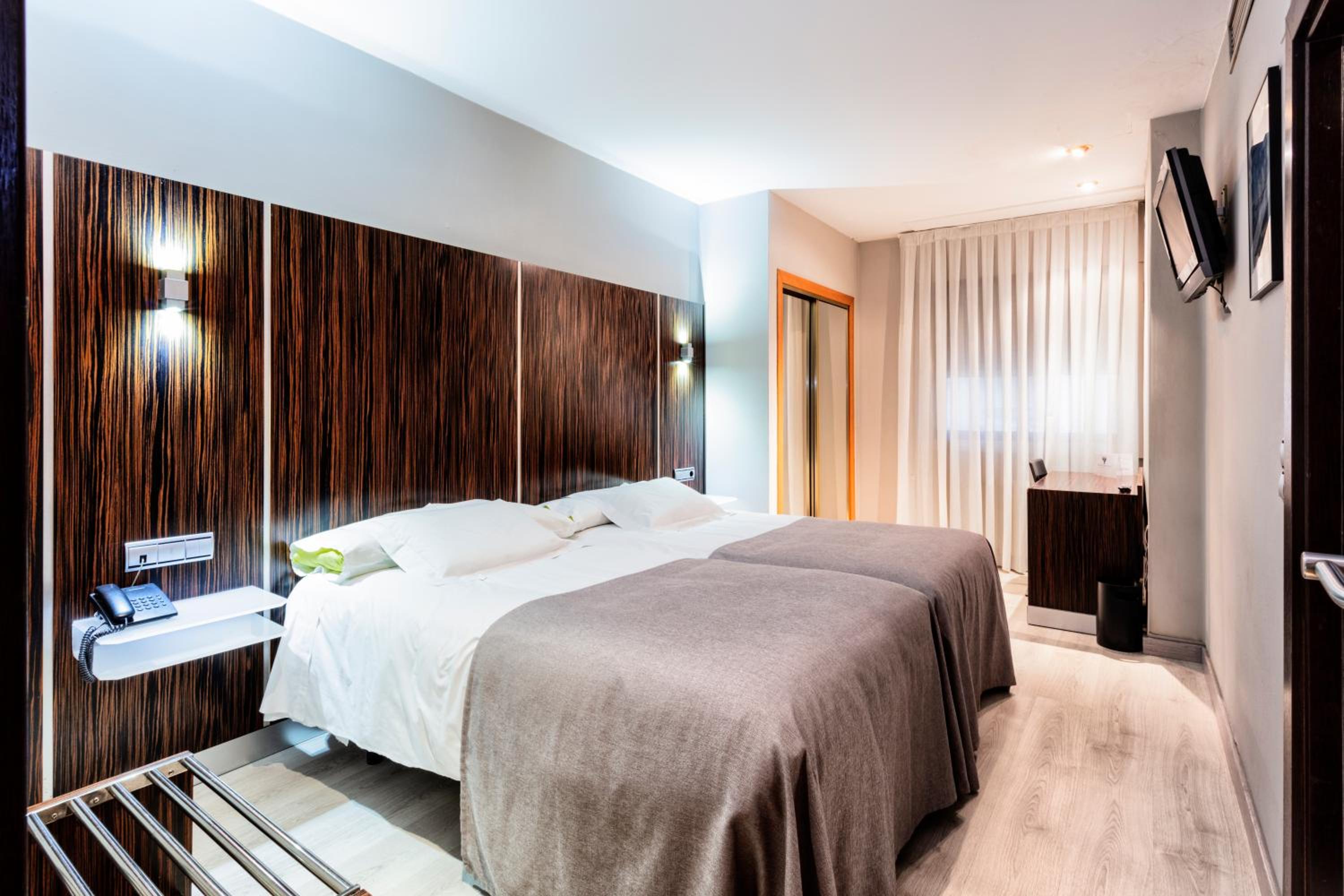 Twin Room - Photo 8