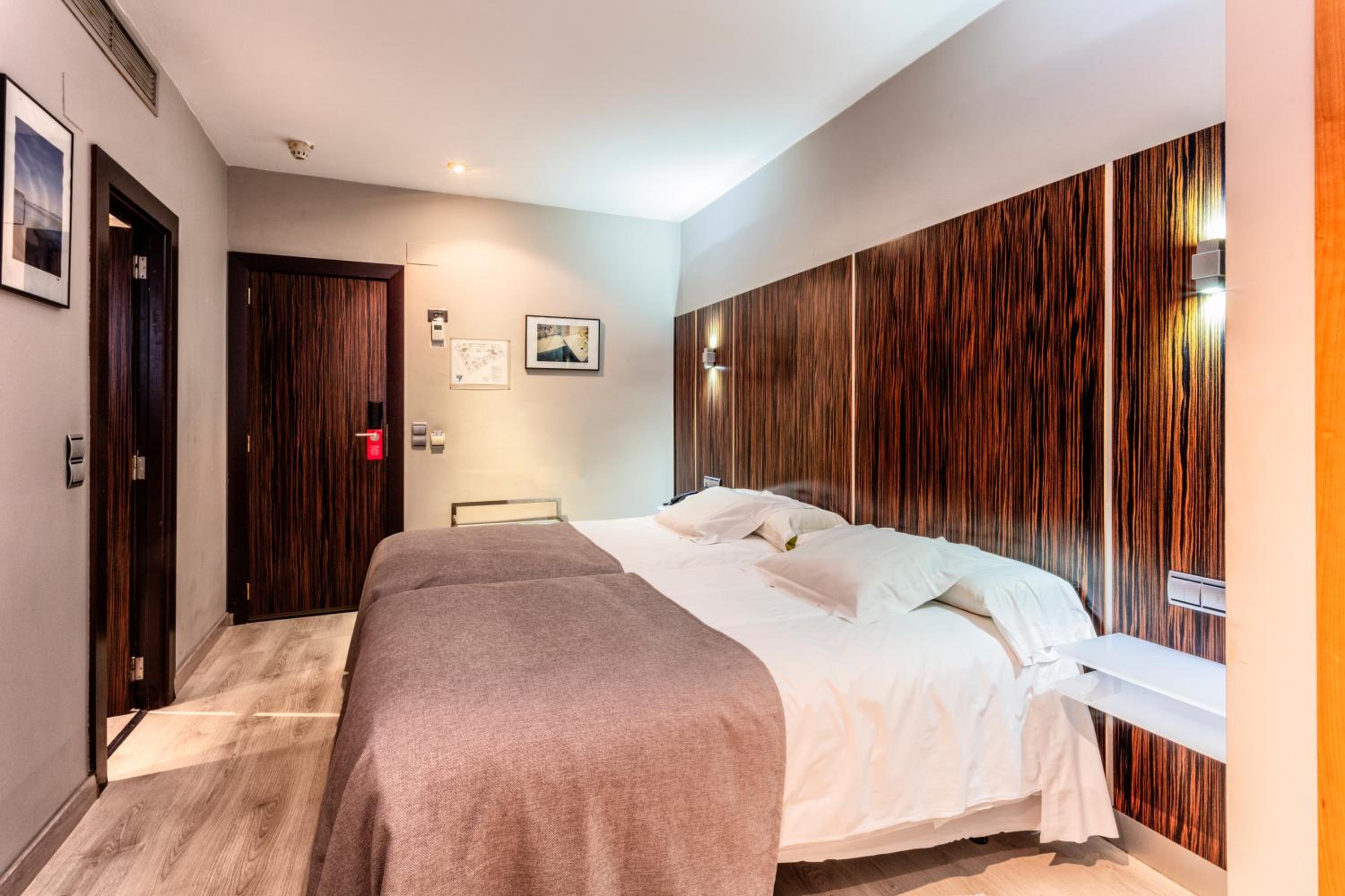 Twin Room - Photo 2