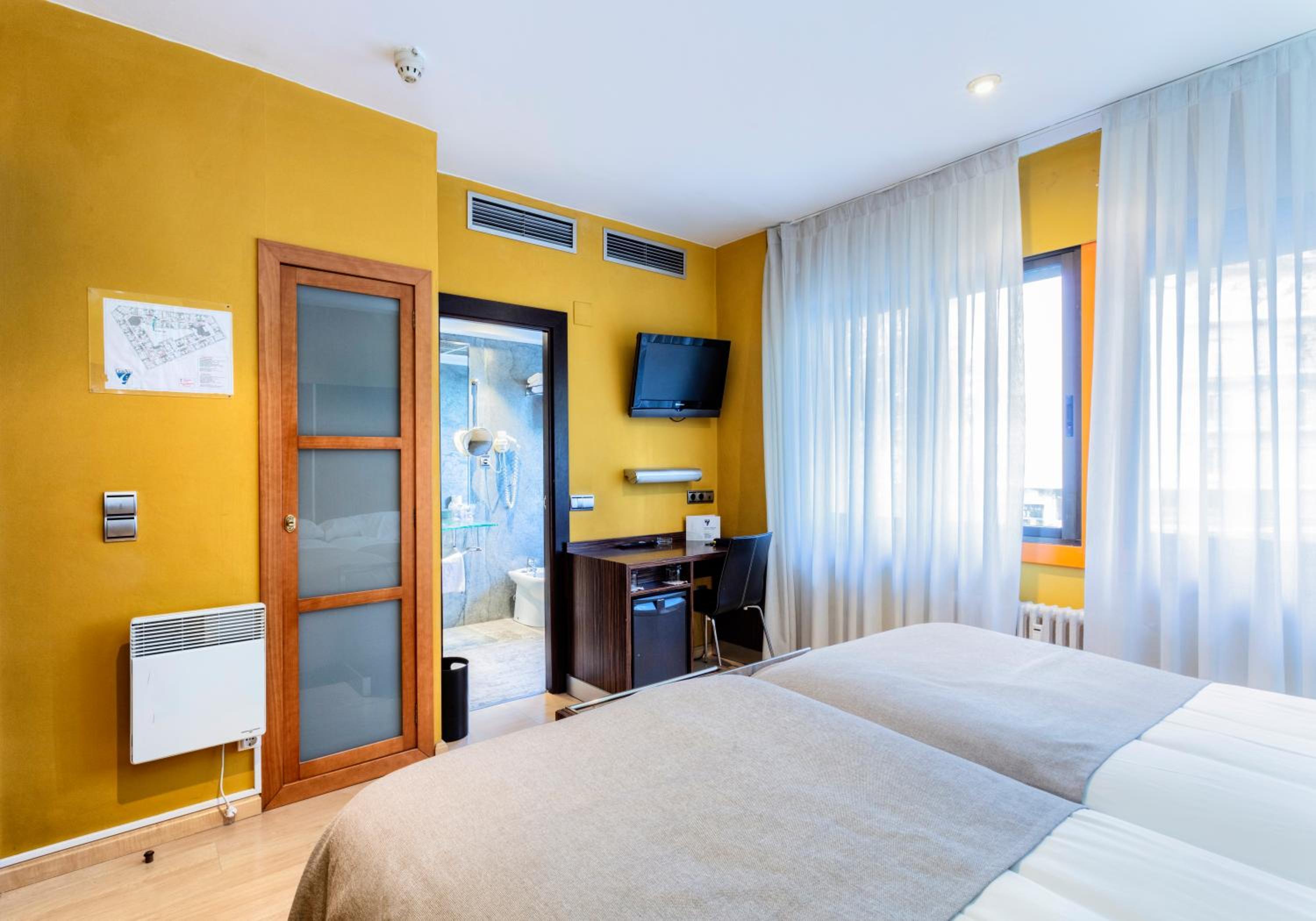 Twin Room - Photo 3