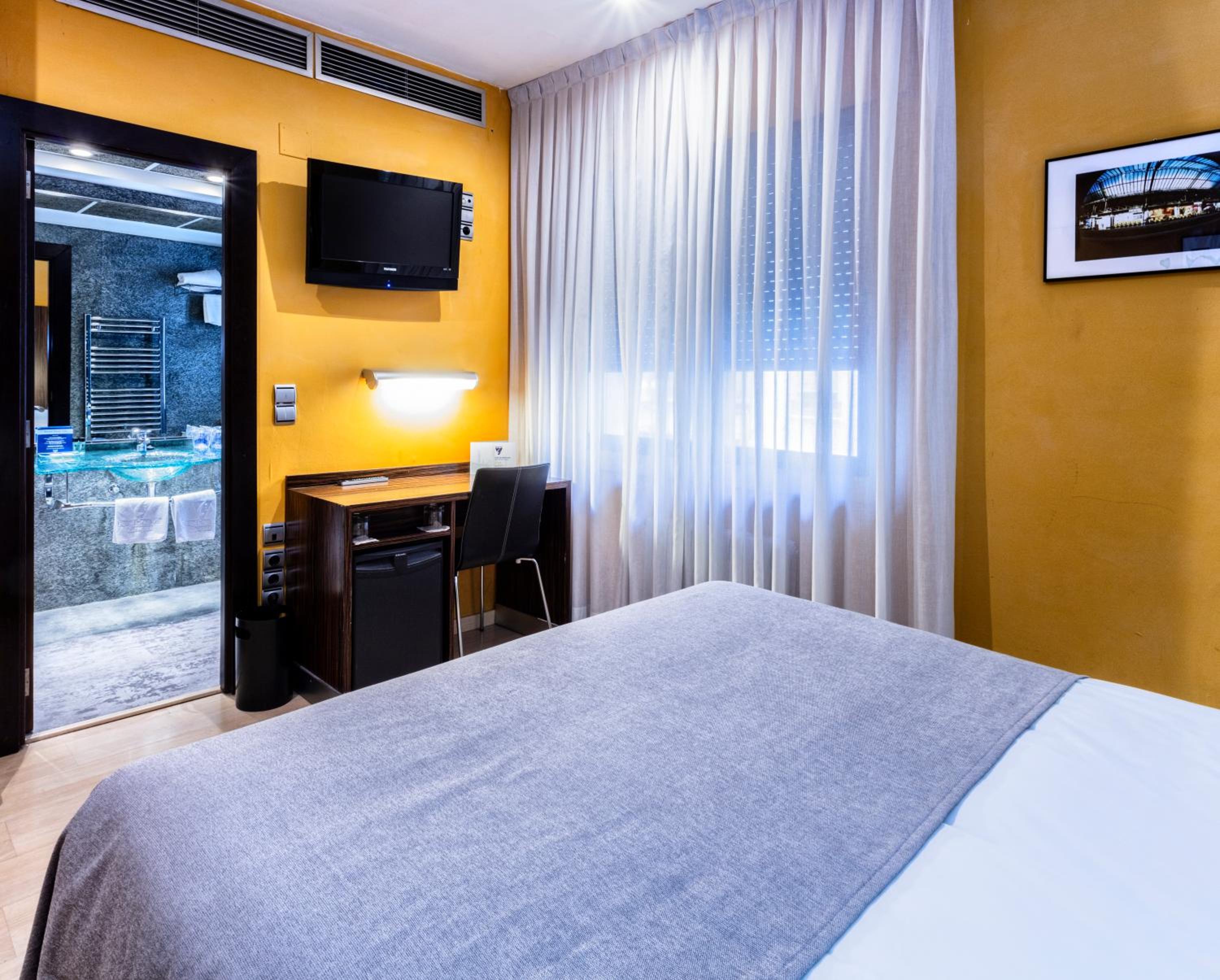 Double Room - Photo 8