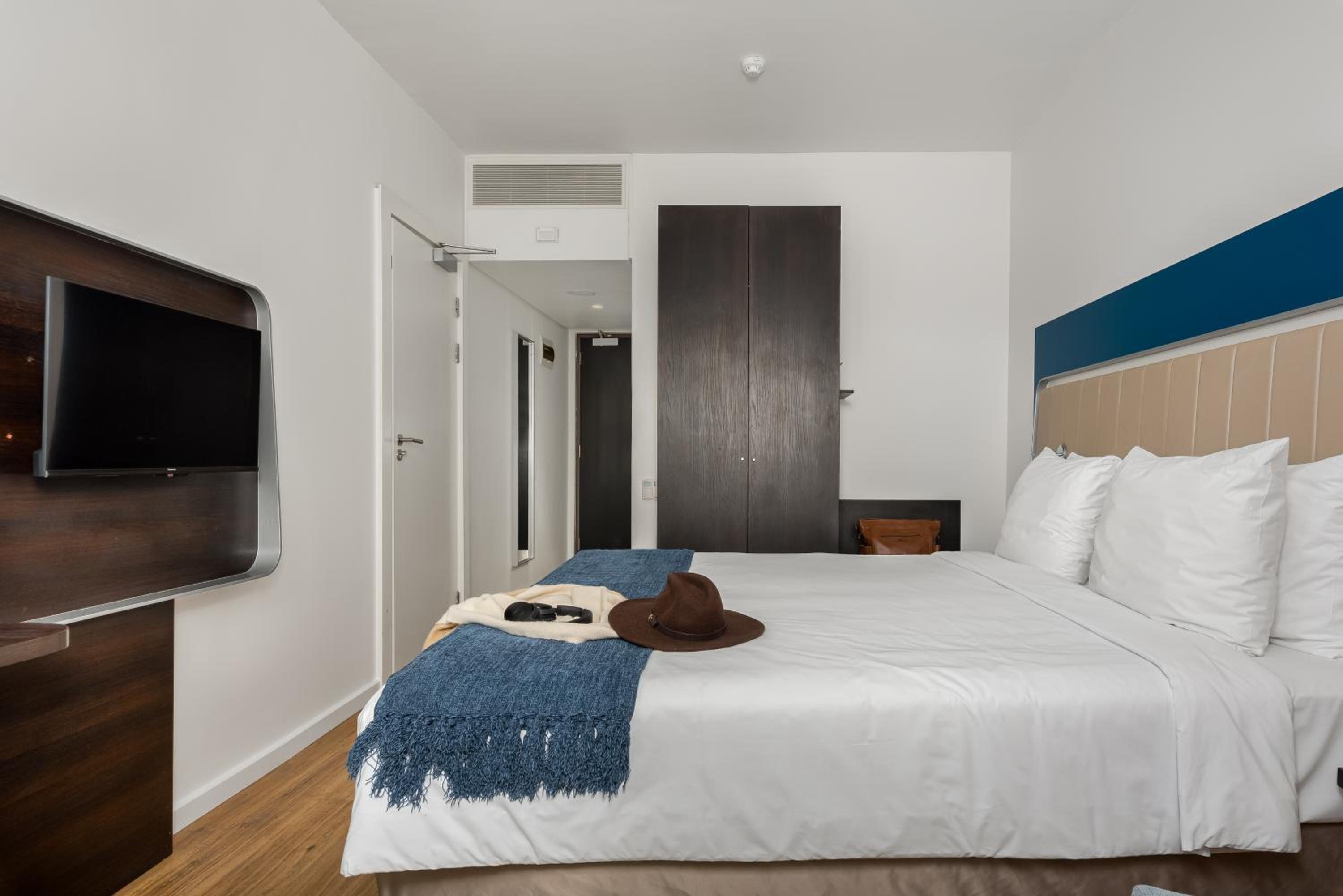 Deluxe Double Room - Photo 11