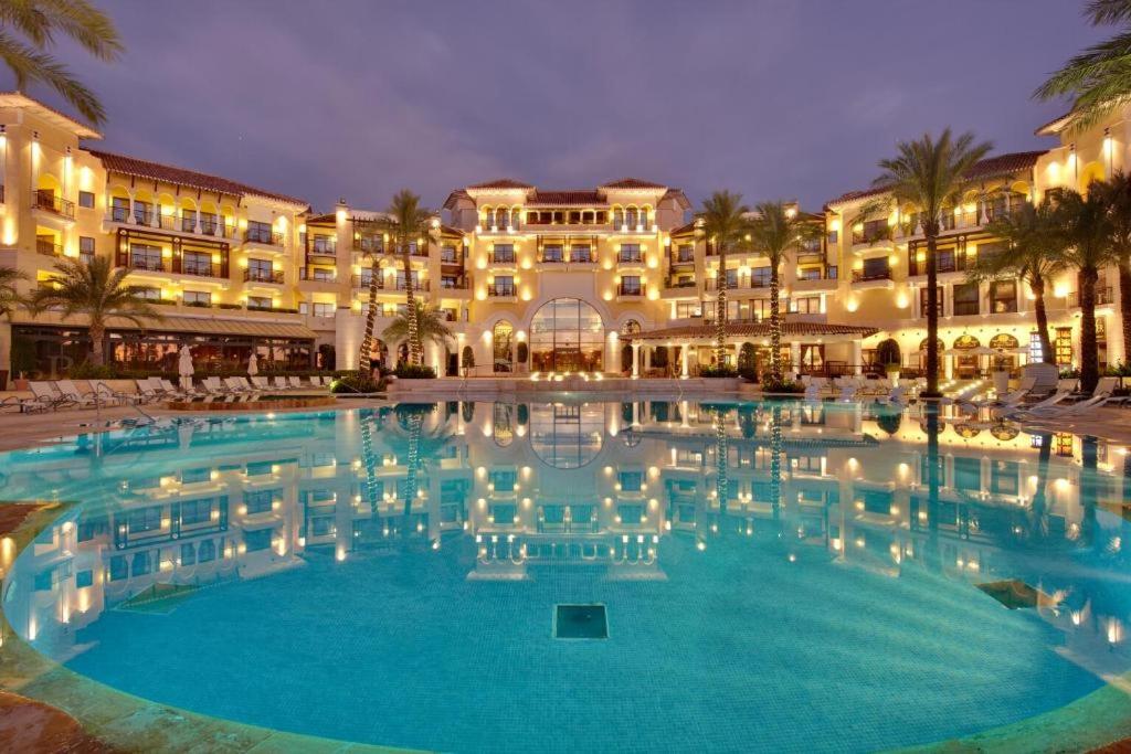 Two-Bedroom Apartment with Pool View photo 2