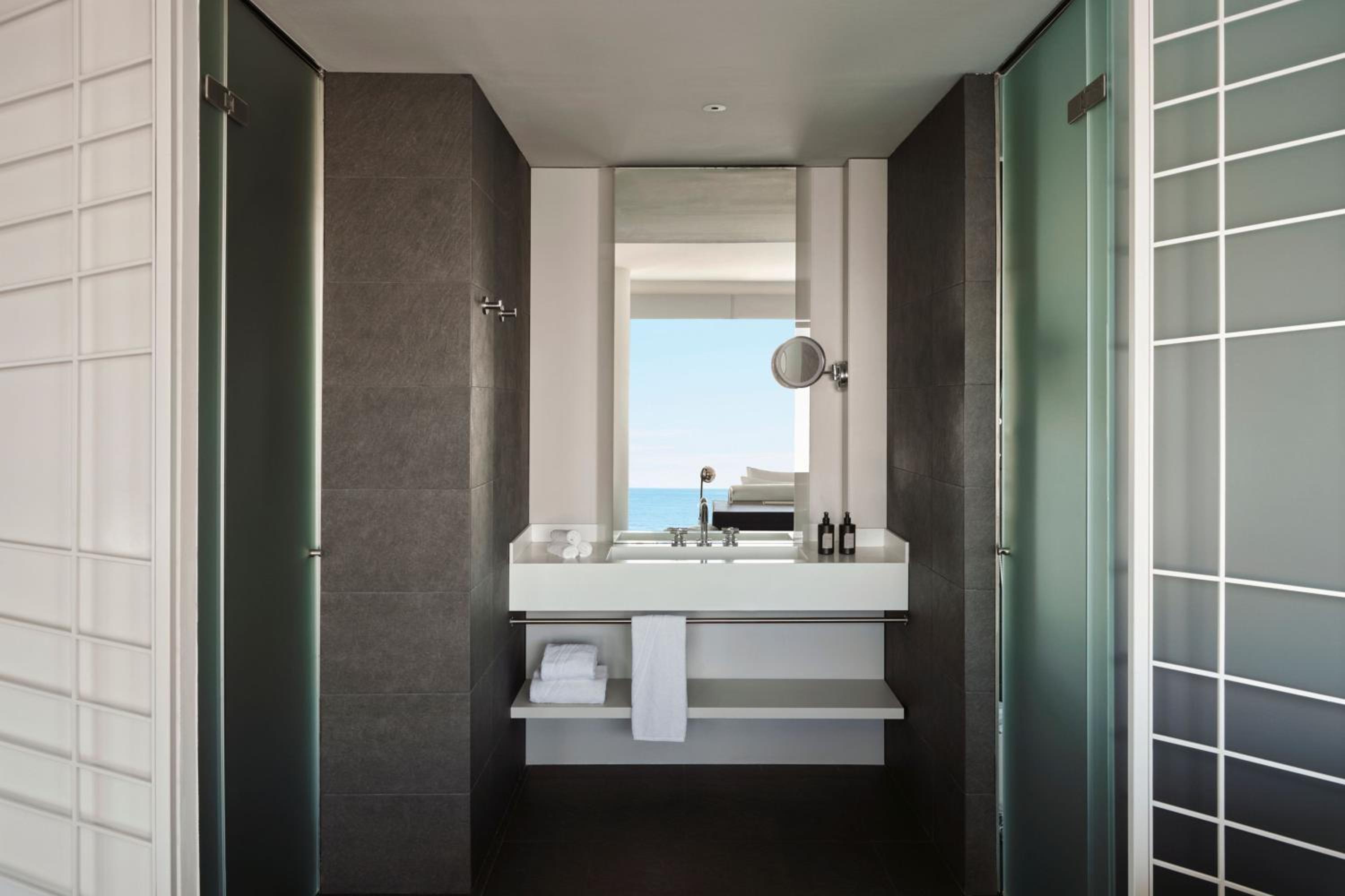 Spectacular King Suite with Terrace - Seafront thumbnail 6