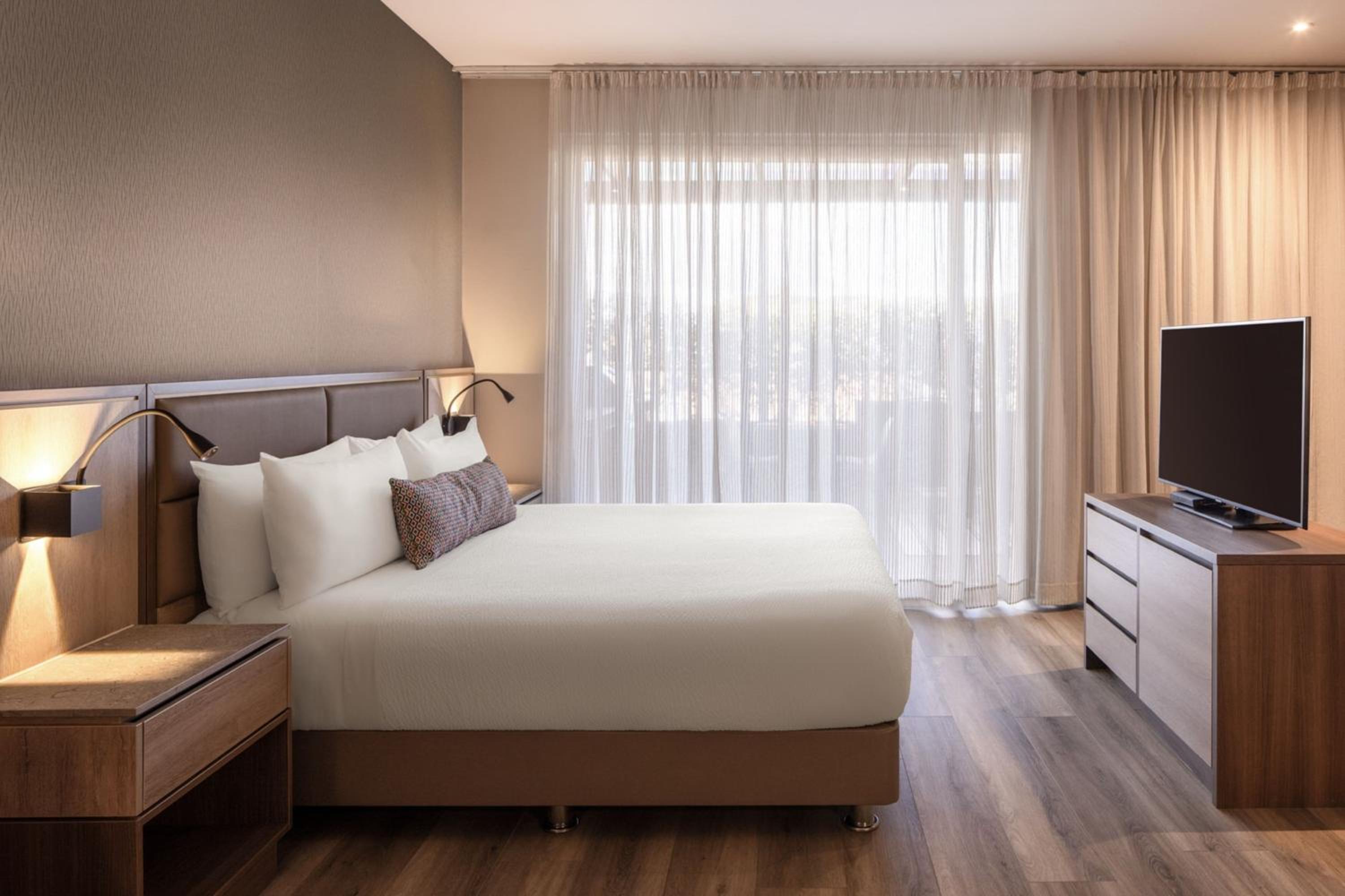 Studio suite with 1 King, Sofa bed, City view - Photo 2