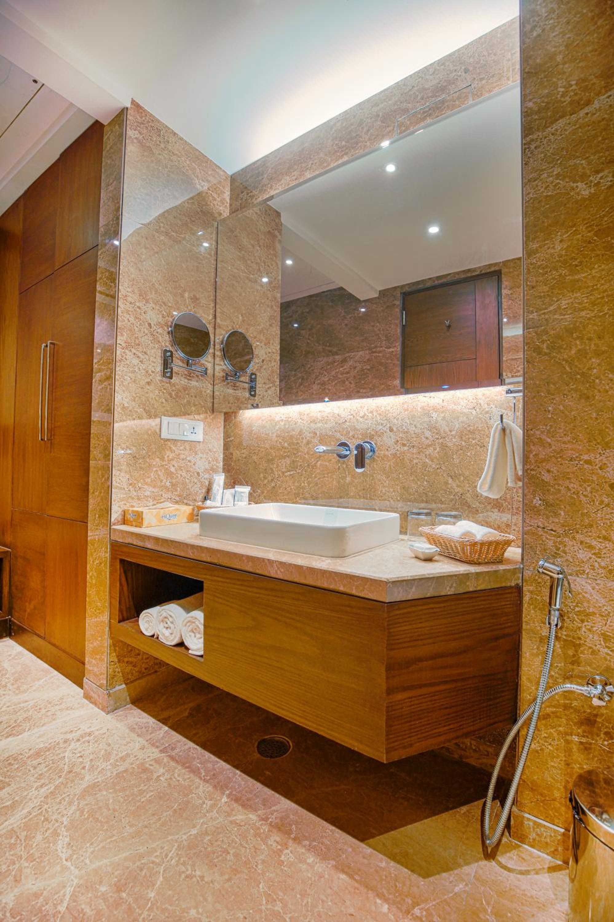 King Suite - Non-Smoking photo 3
