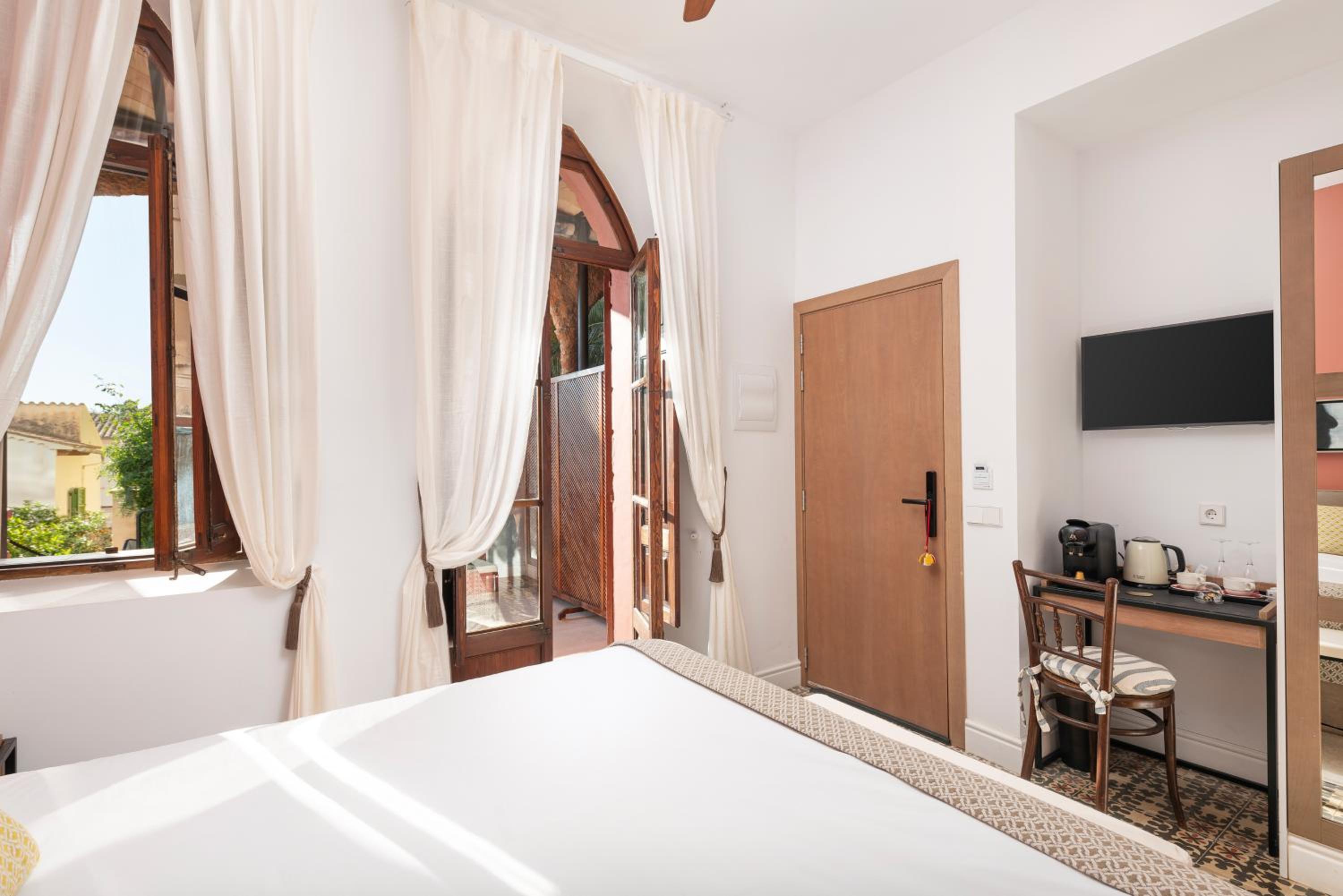 Standard Double Room with Terrace thumbnail 6