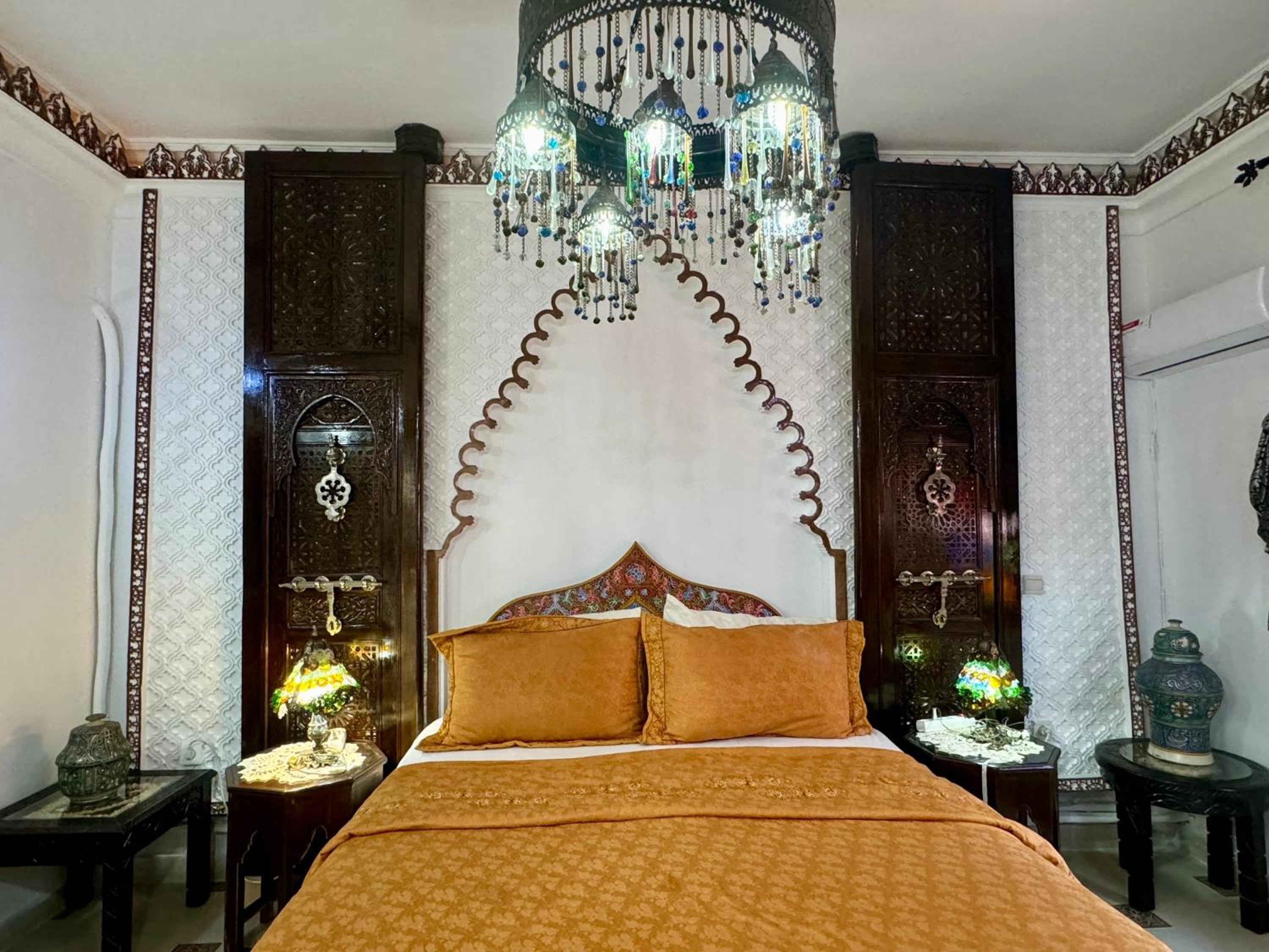 Deluxe Queen Room - Photo 8
