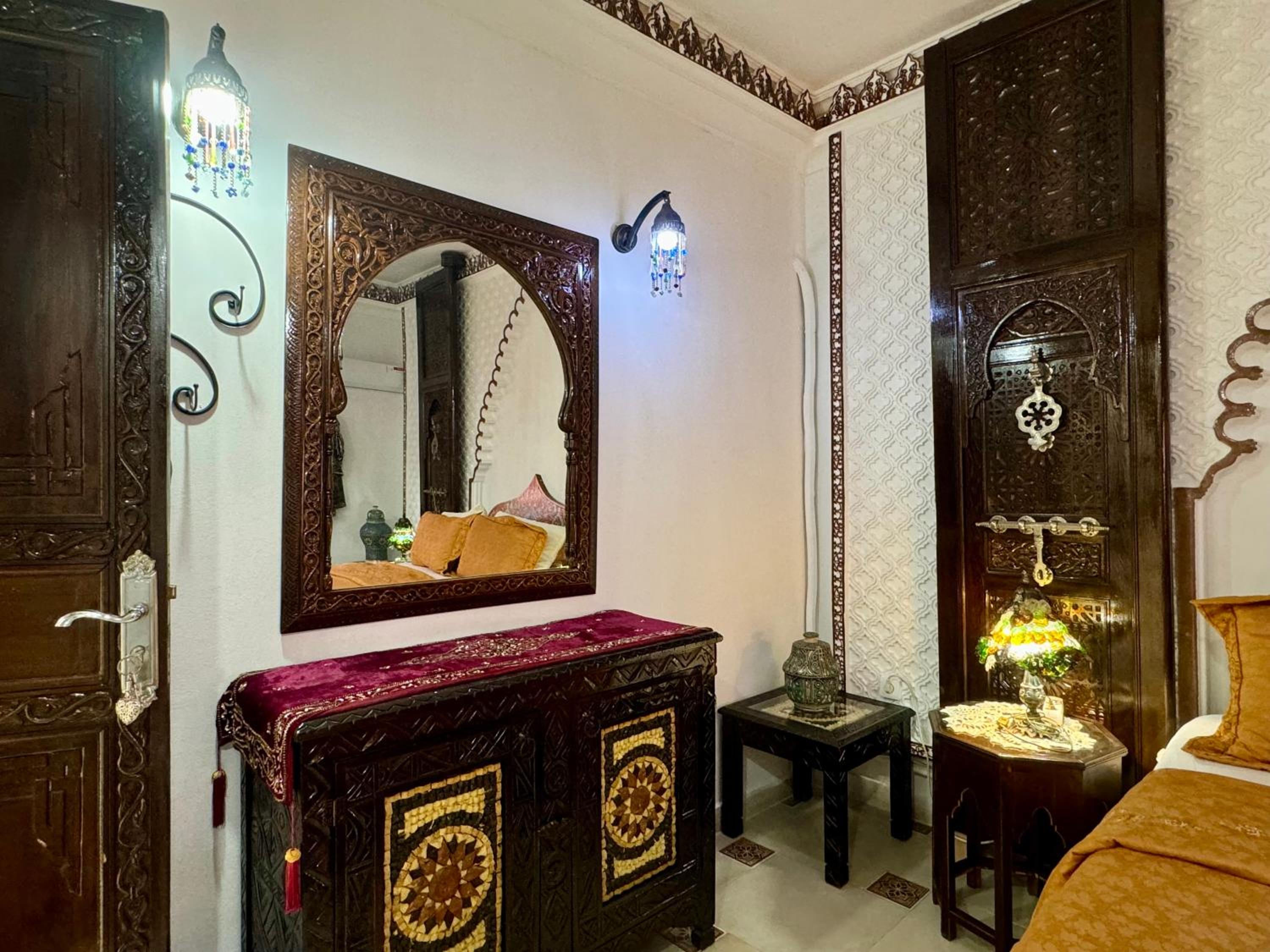Deluxe Queen Room - Photo 10