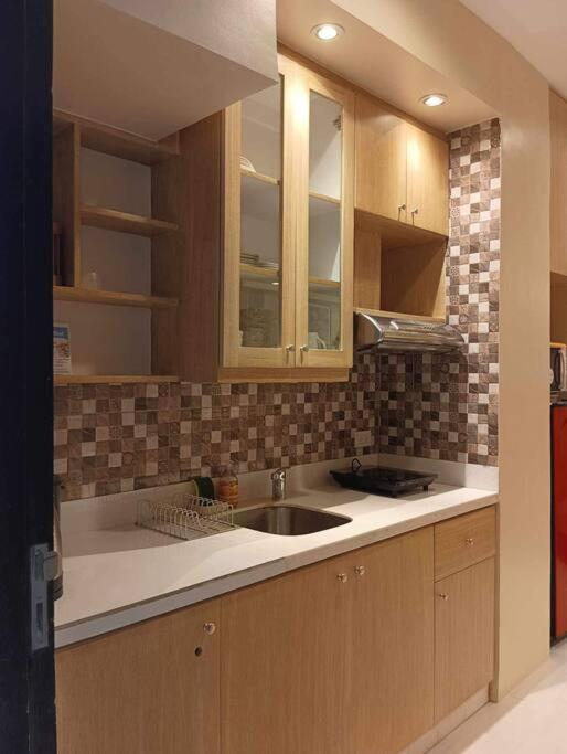 One-Bedroom Apartment with Balcony and Mountain View   photo 3