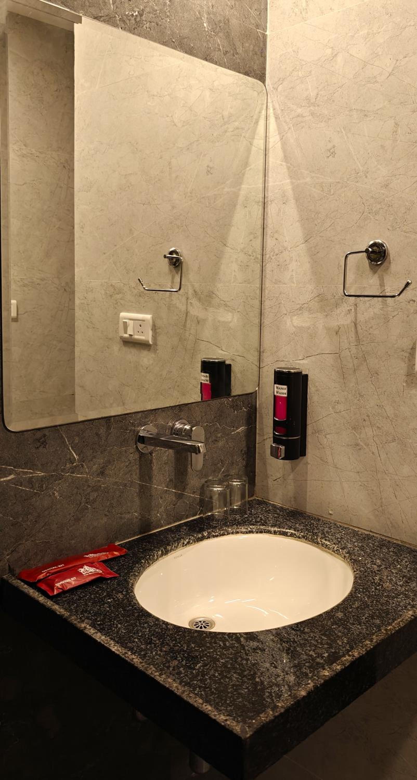 Junior Suite with Balcony - Photo 10