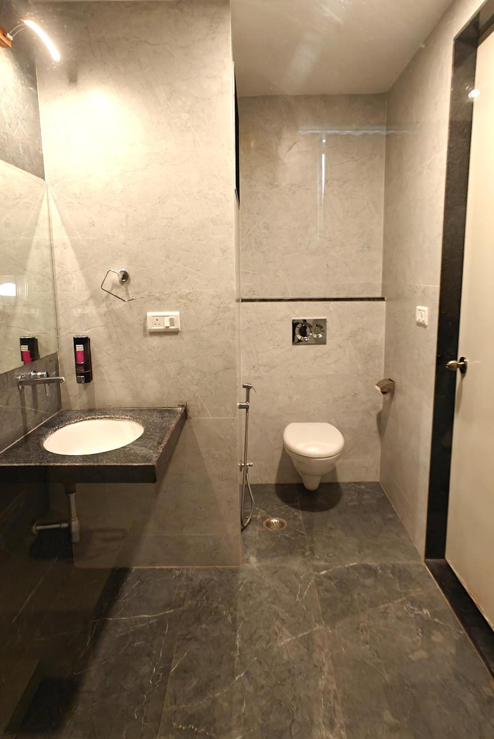 Junior Suite with Balcony - Photo 12