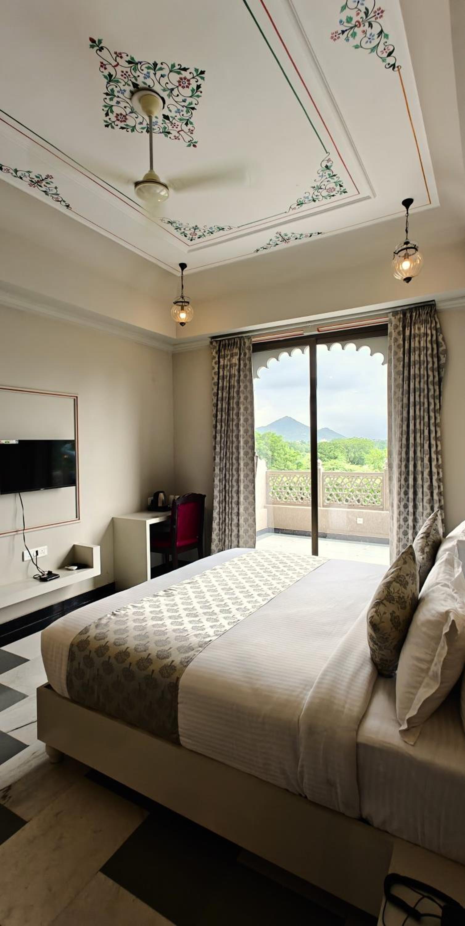 Junior Suite with Balcony - Photo 4