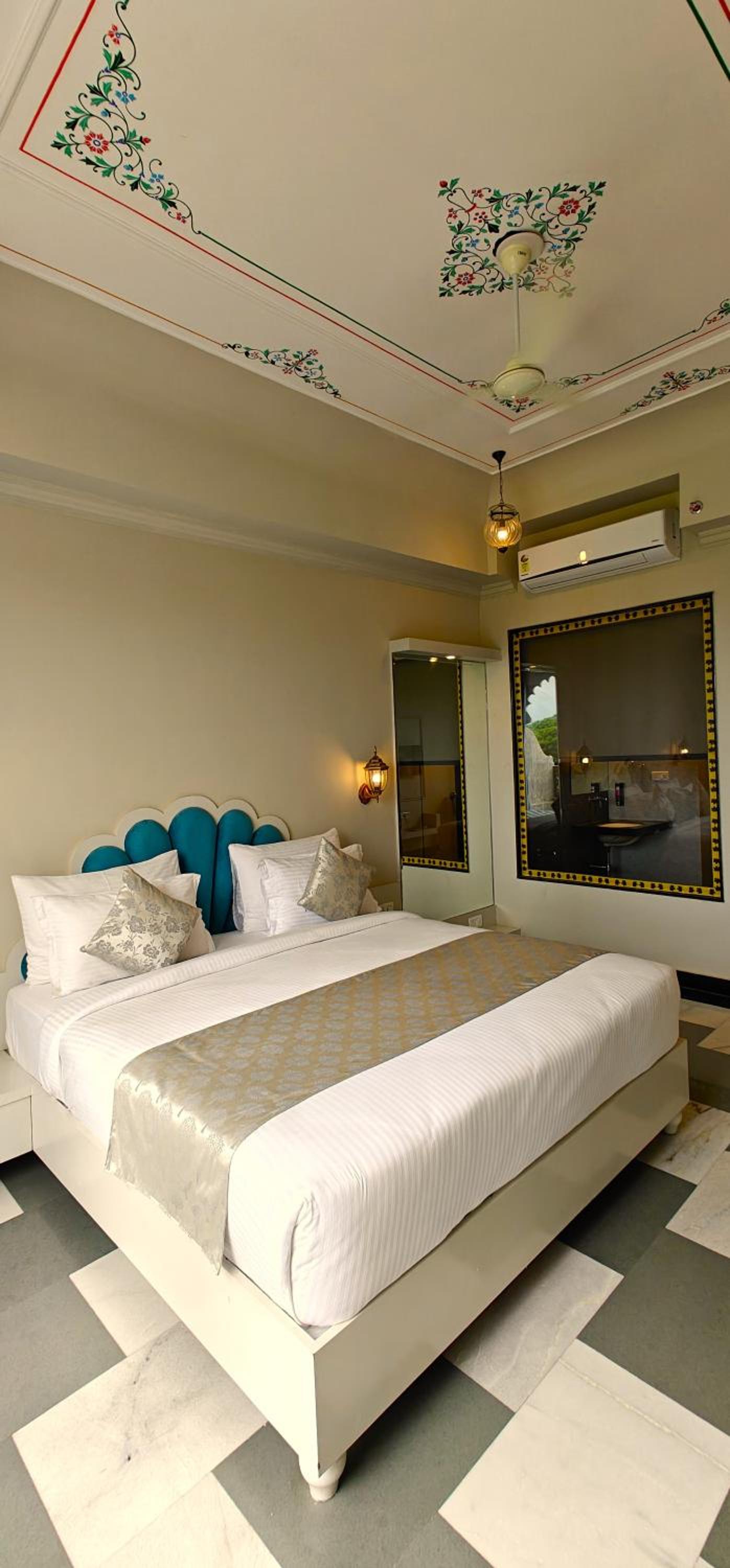 Junior Suite with Balcony - Photo 3