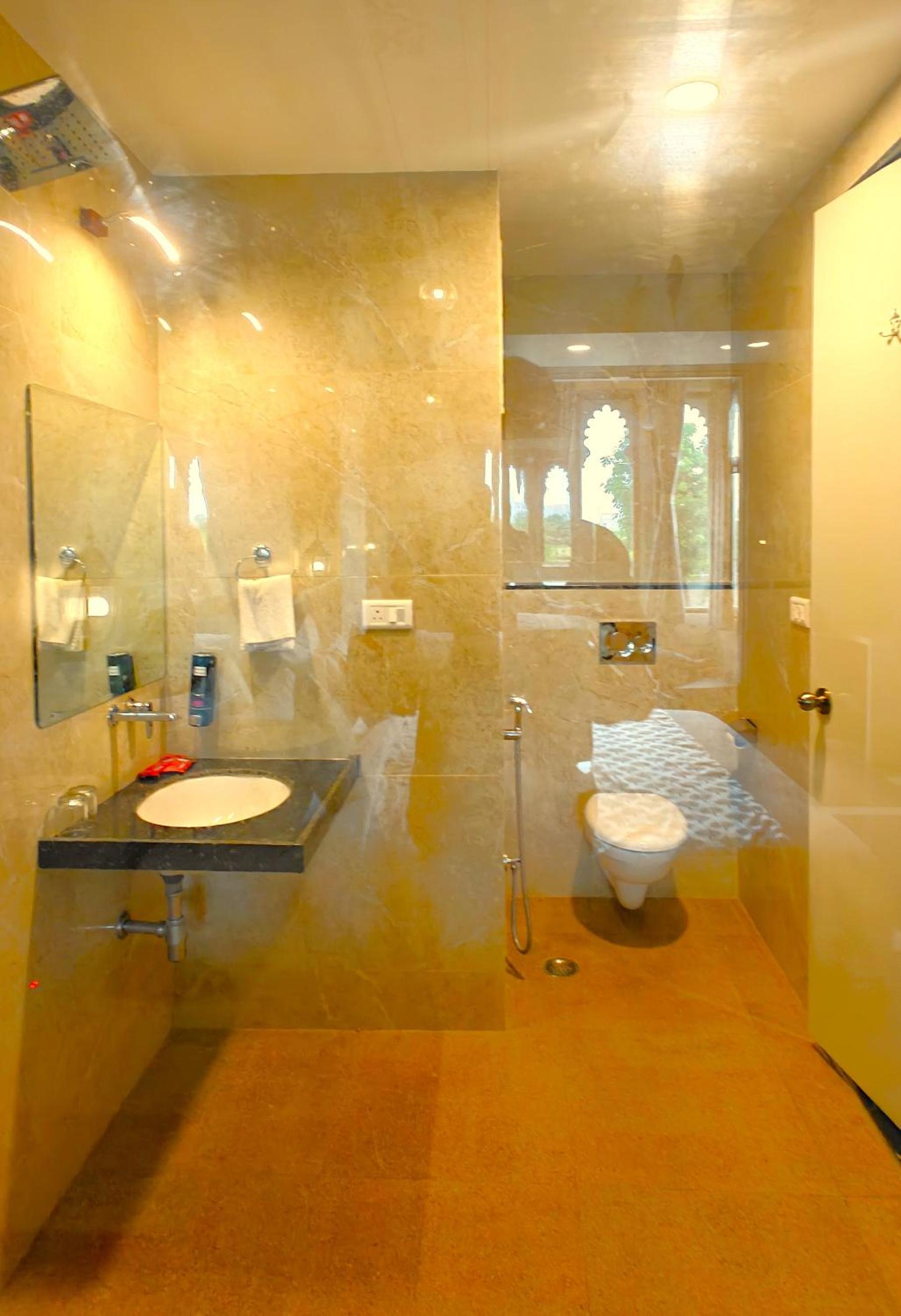 Junior Suite with Balcony - Photo 11