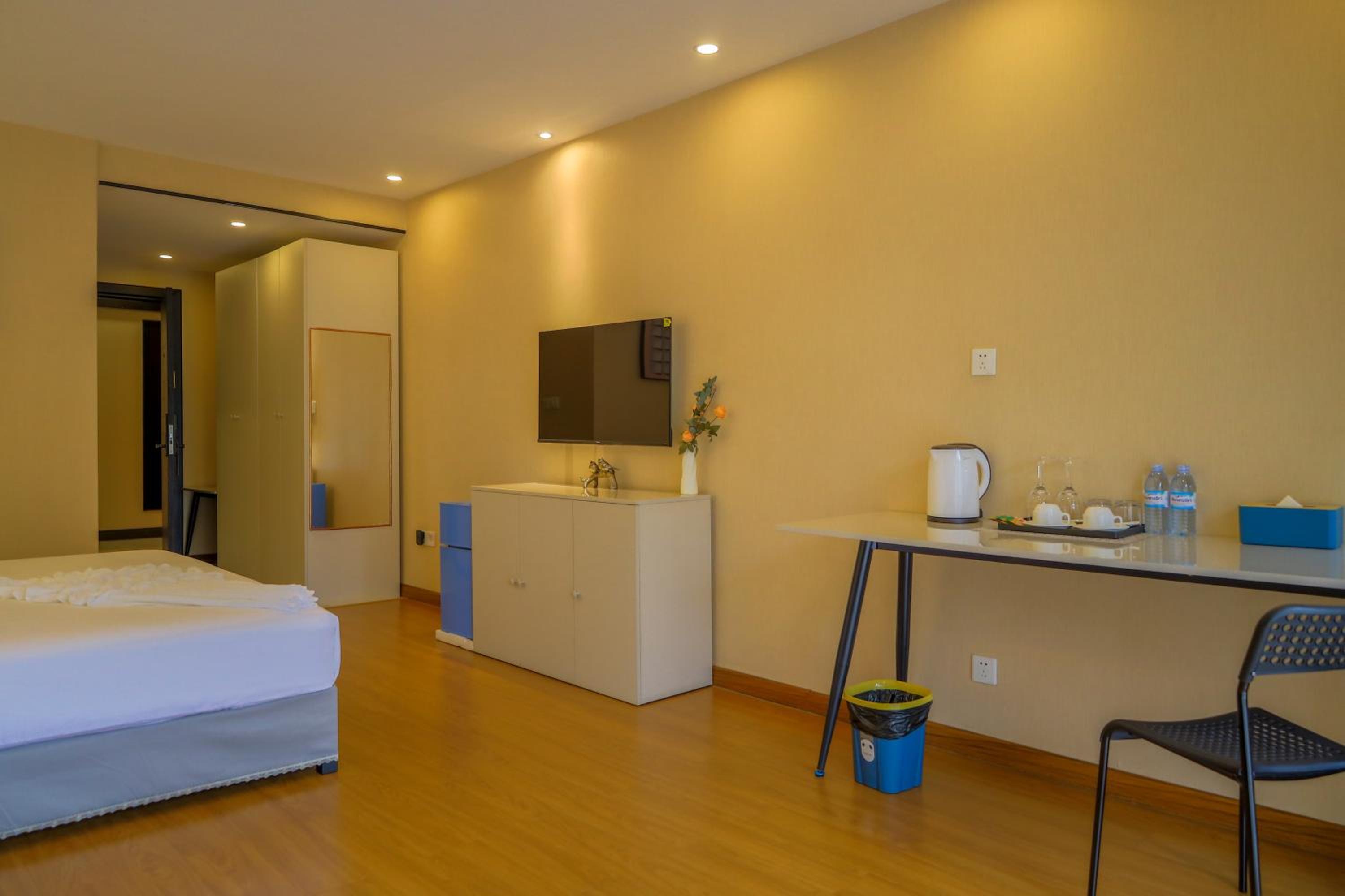 Deluxe King Room - Photo 3
