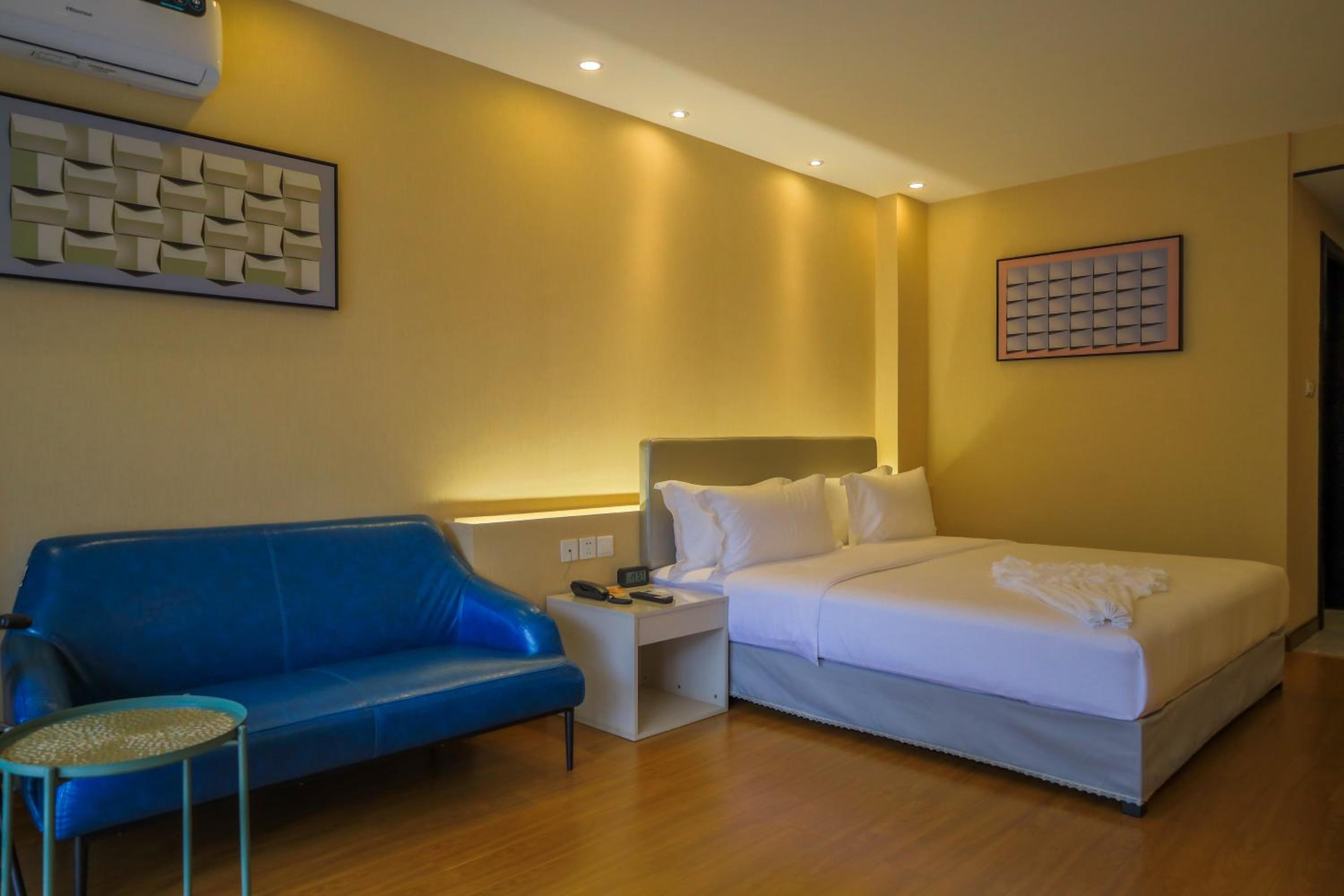 Deluxe King Room - Photo 4