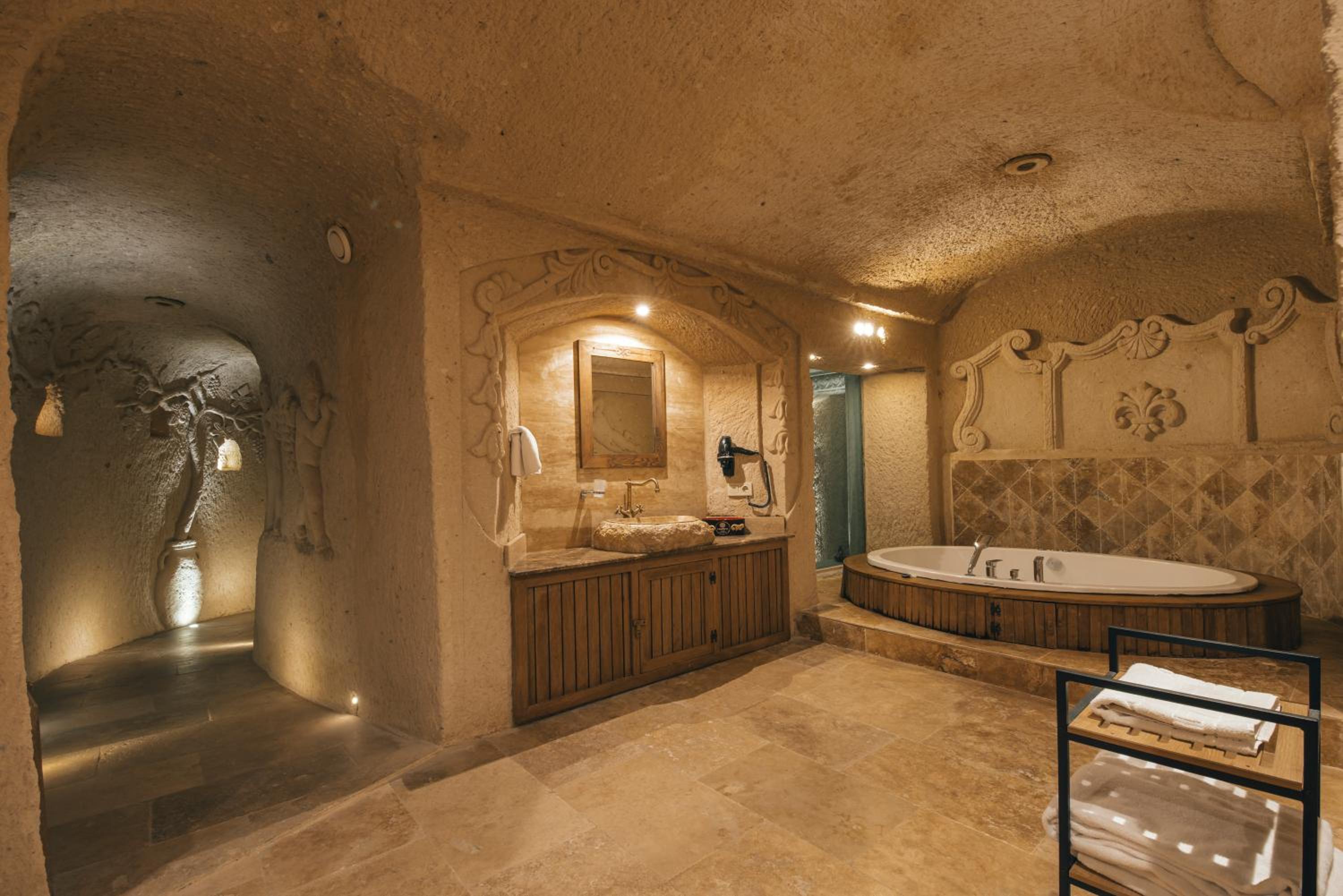 King Room with Spa Bath - Photo 17