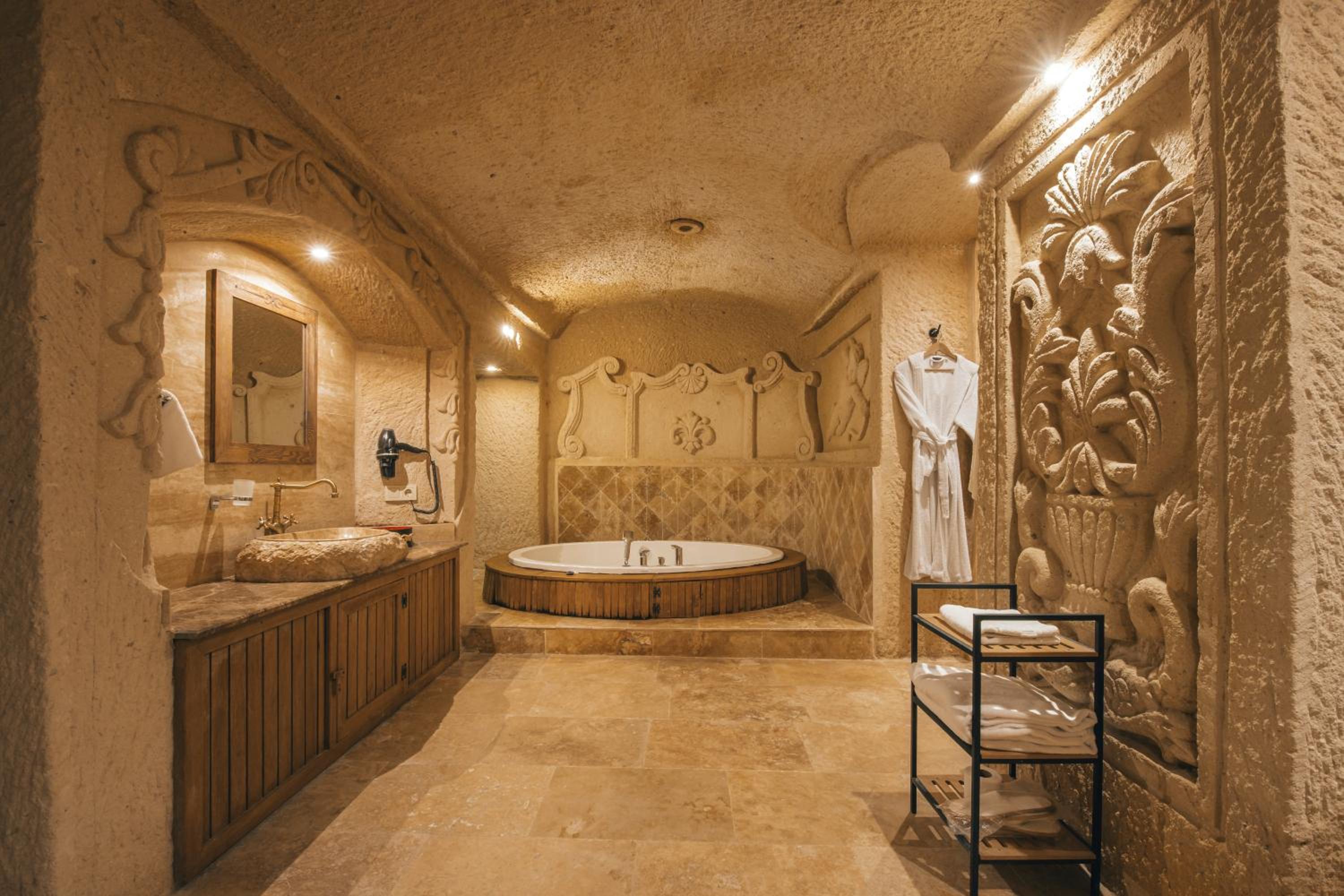King Room with Spa Bath - Photo 28
