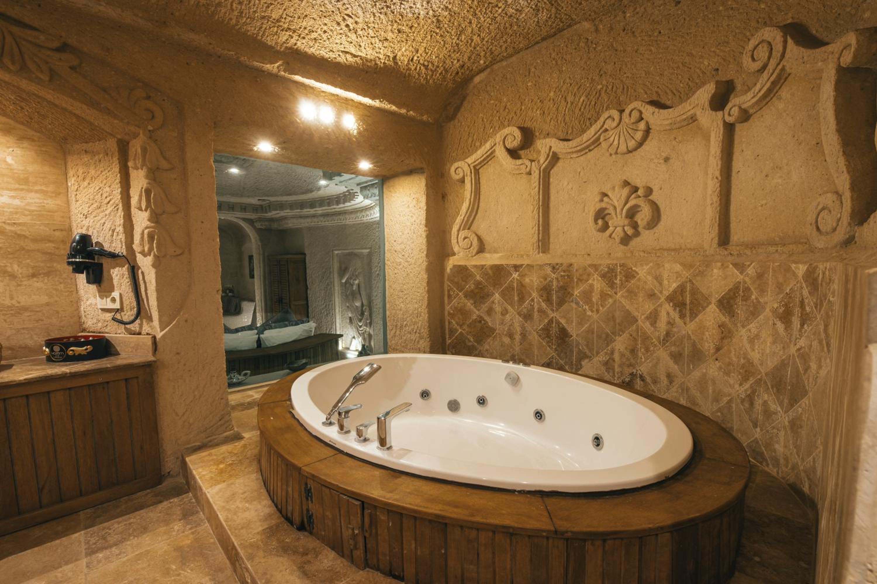 King Room with Spa Bath - Photo 19